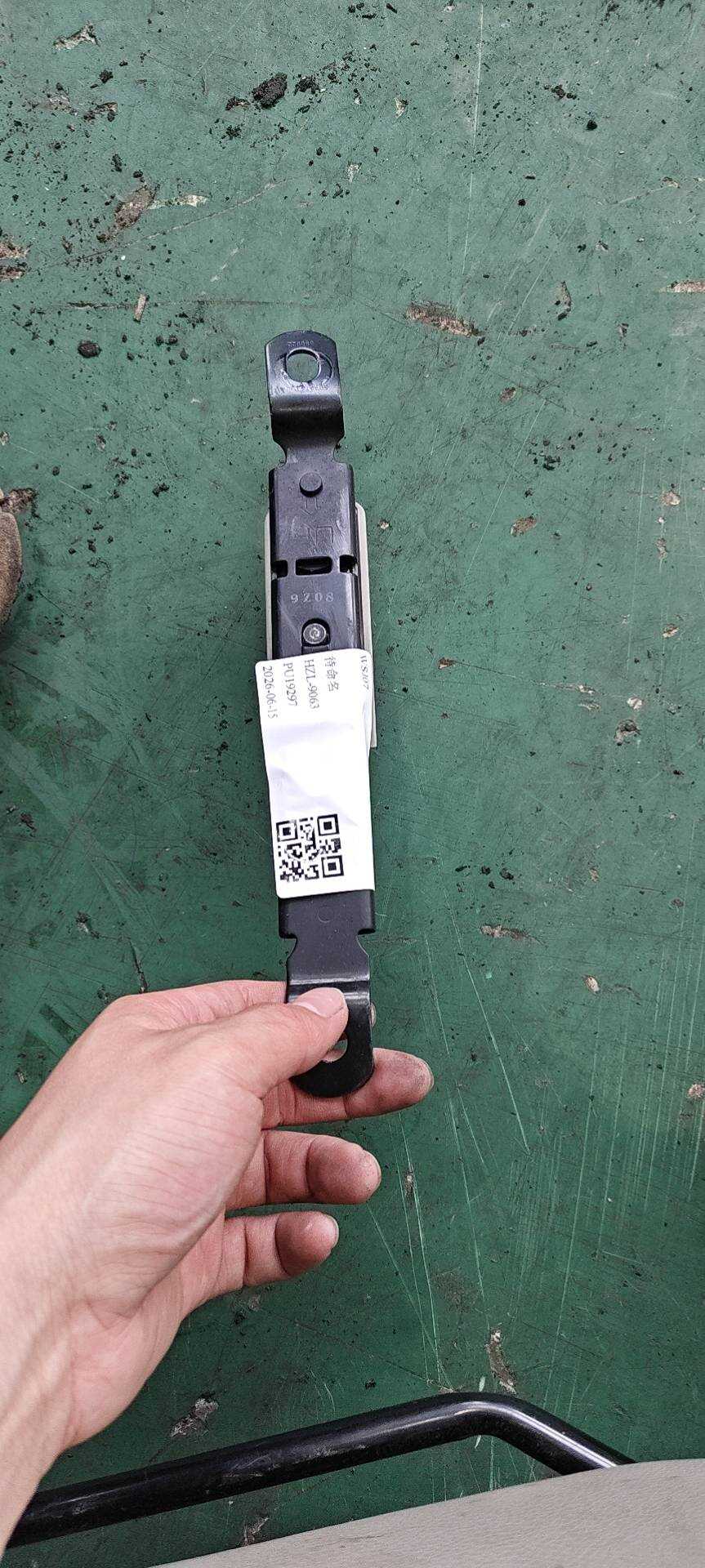 87824EW82A 副驾驶员座椅安全带高度调节器