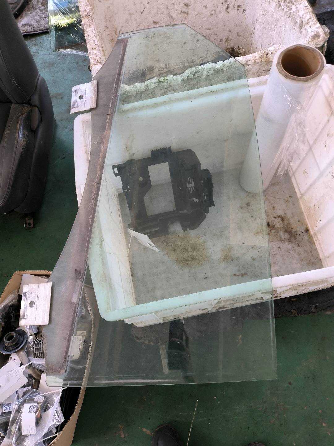 C2D14854 后门玻璃(右)
