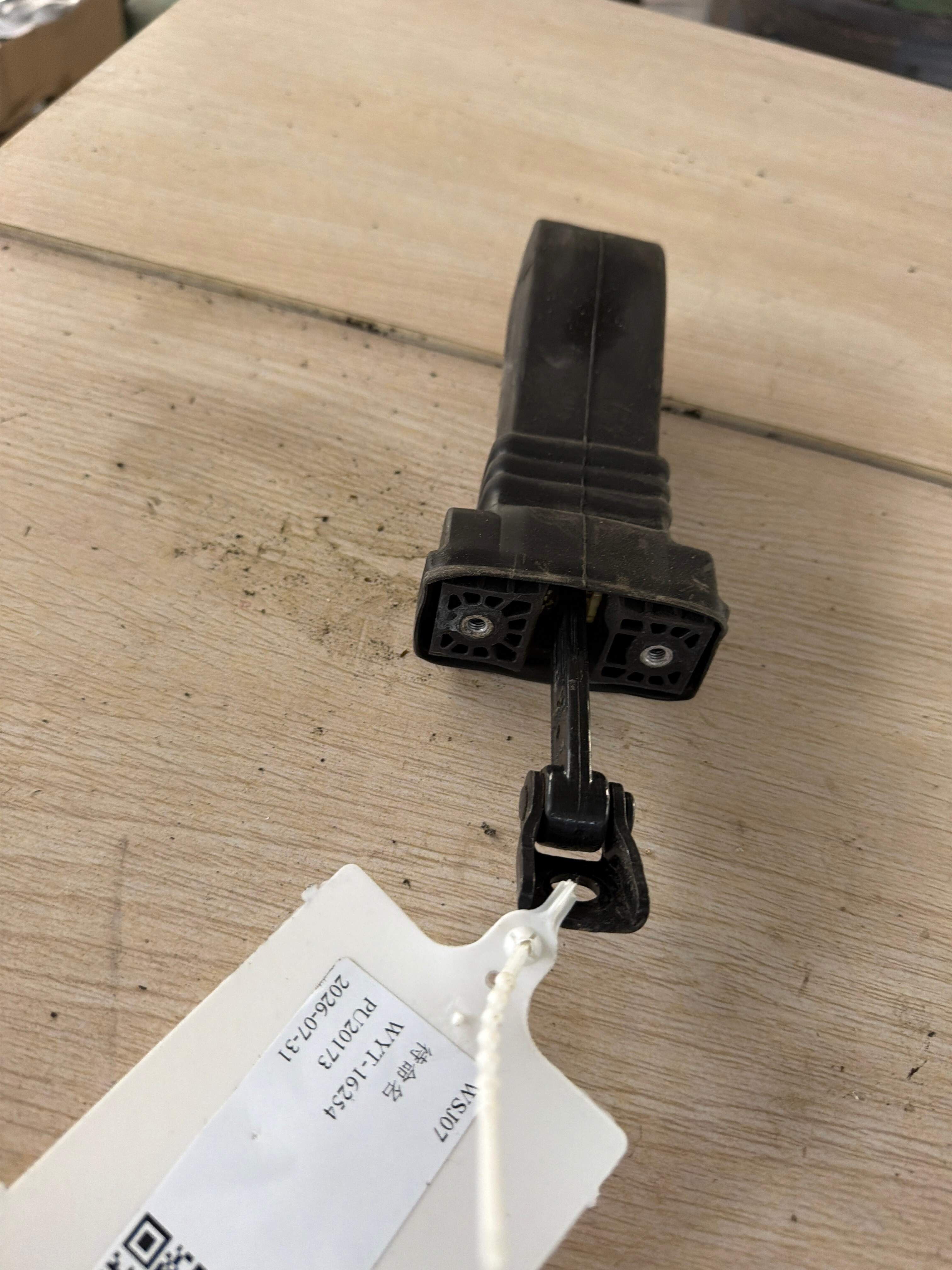 L8K0837203 车门限位器 装有防护活盖