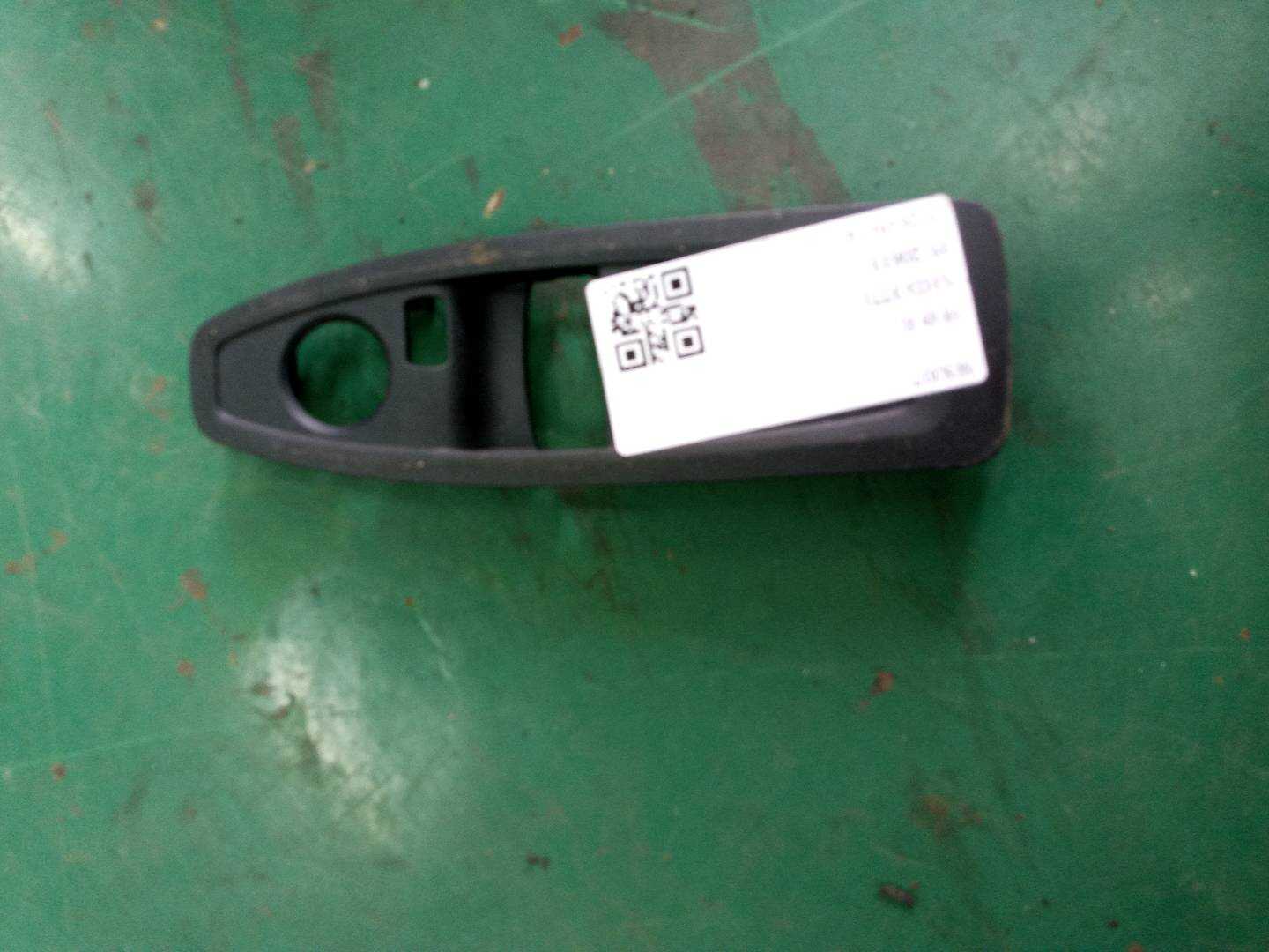 51417318453 前门玻璃升降开关装饰板(左)