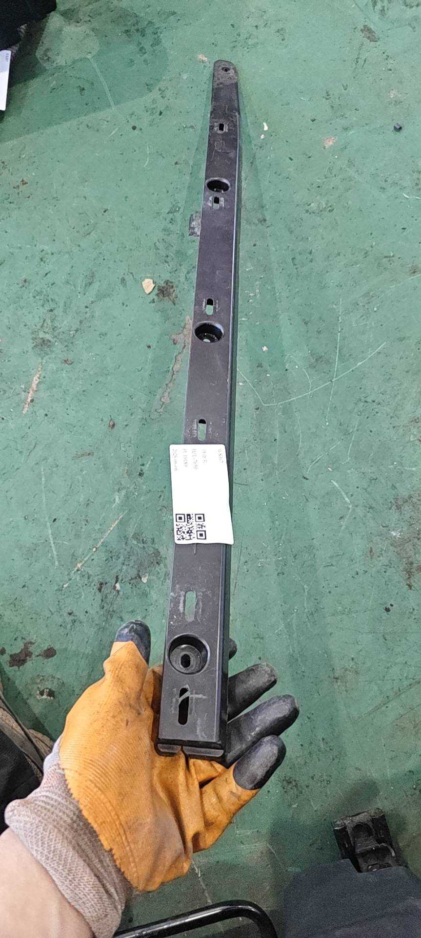 7N0853231 Sill Molding Bracket, Rear Left