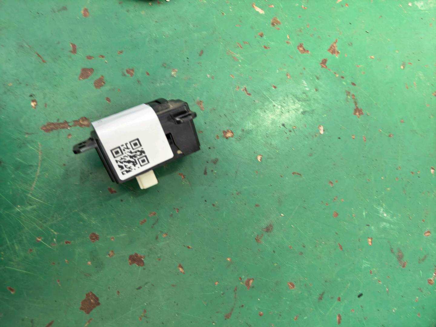8481033110 前门玻璃升降开关(右)