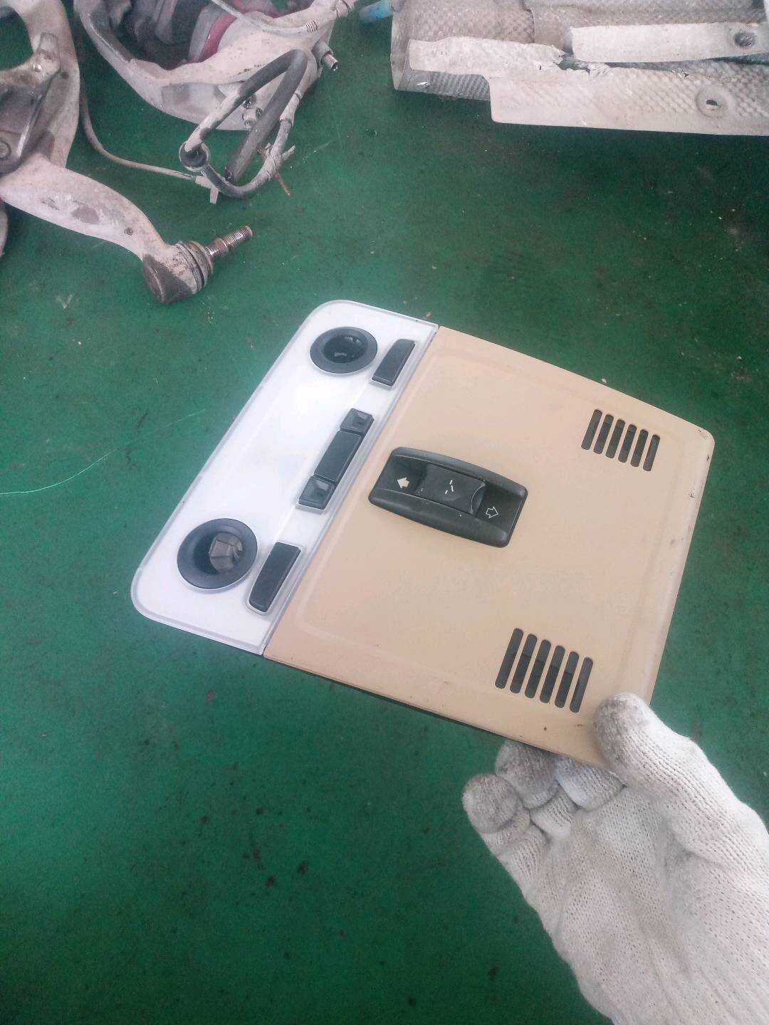 61319225520 Roof Console