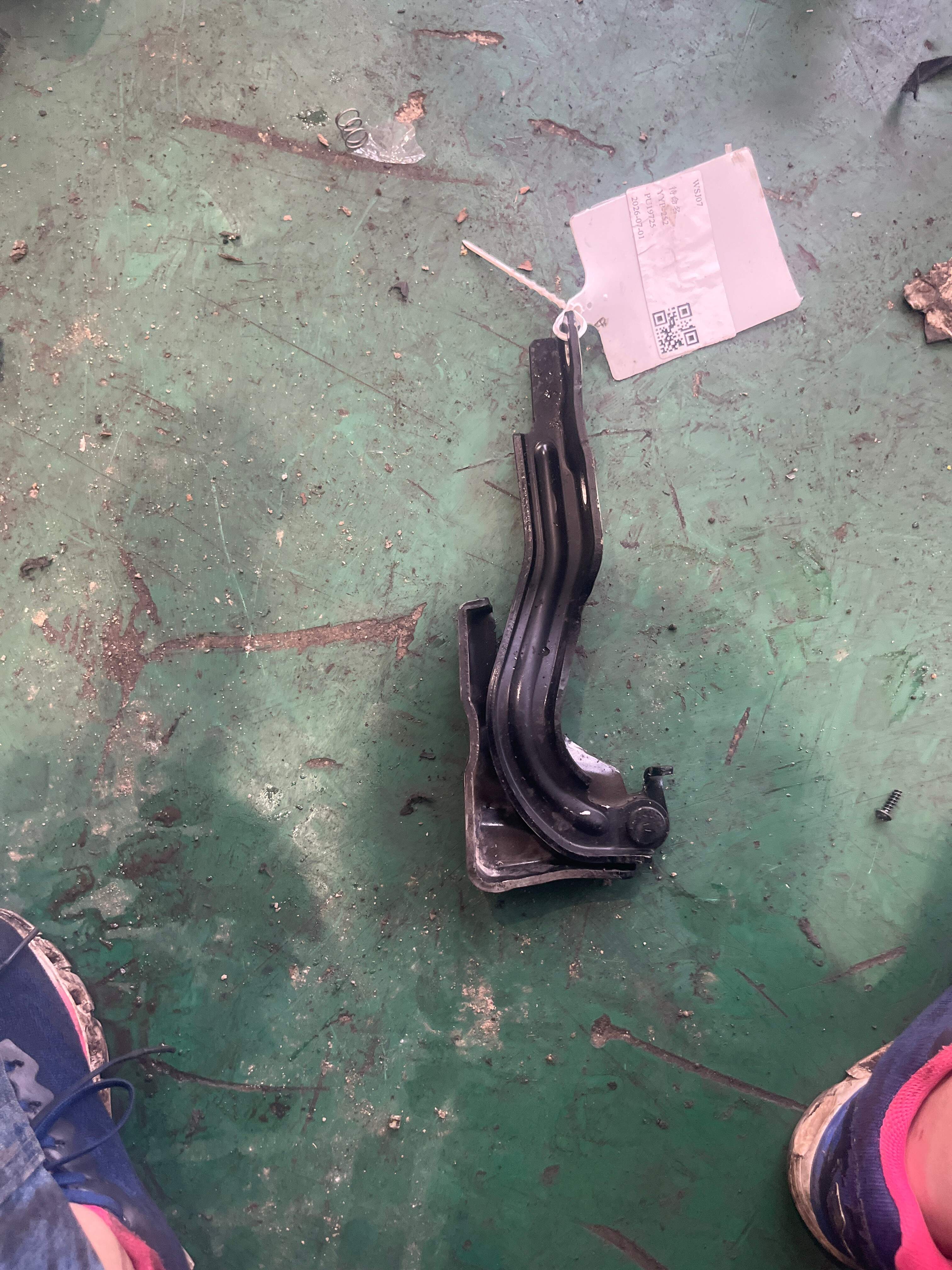 8402400XKZ0YA 发动机罩右铰链总成