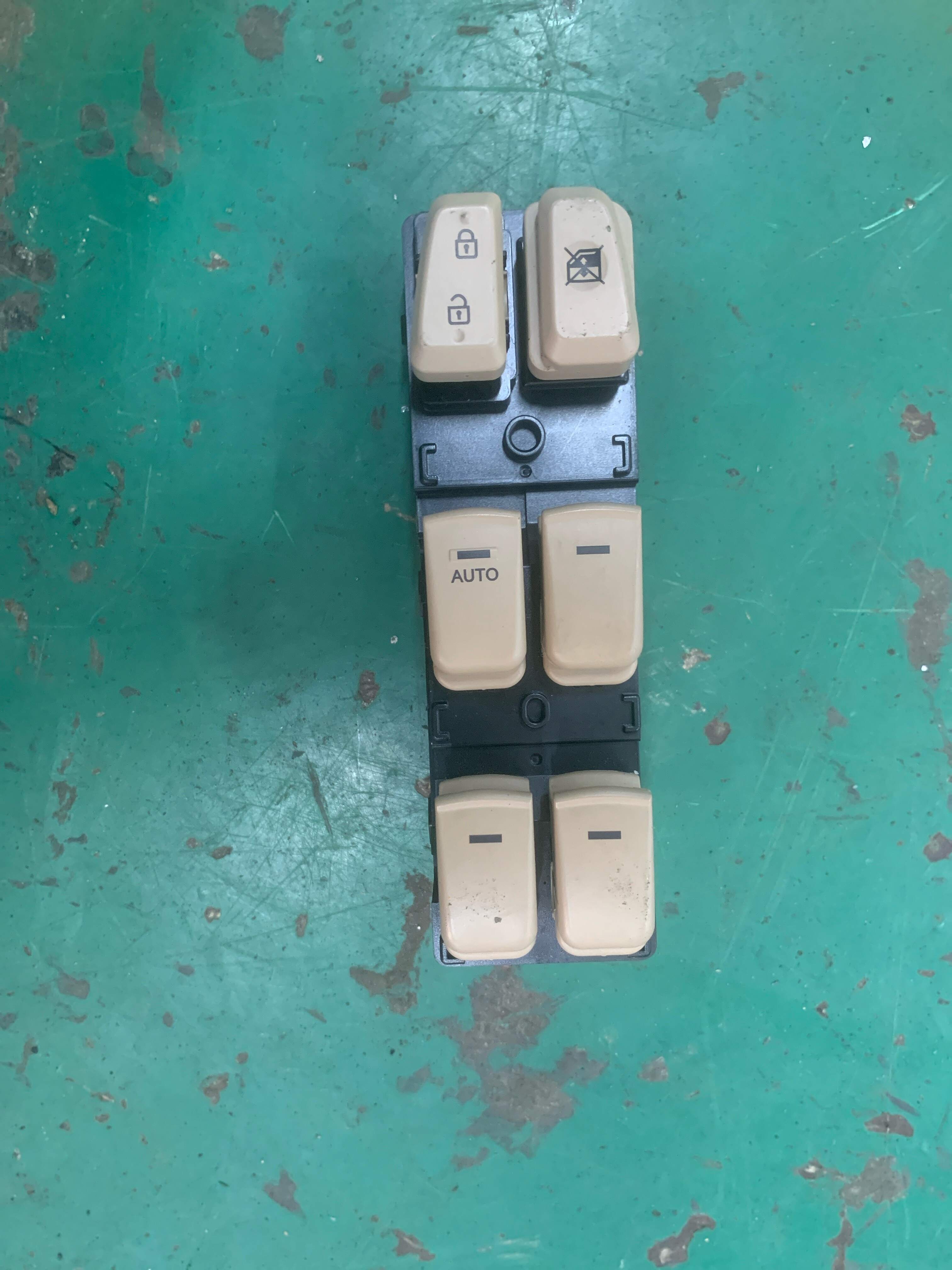 935703S000YDA 前门玻璃升降开关(左)