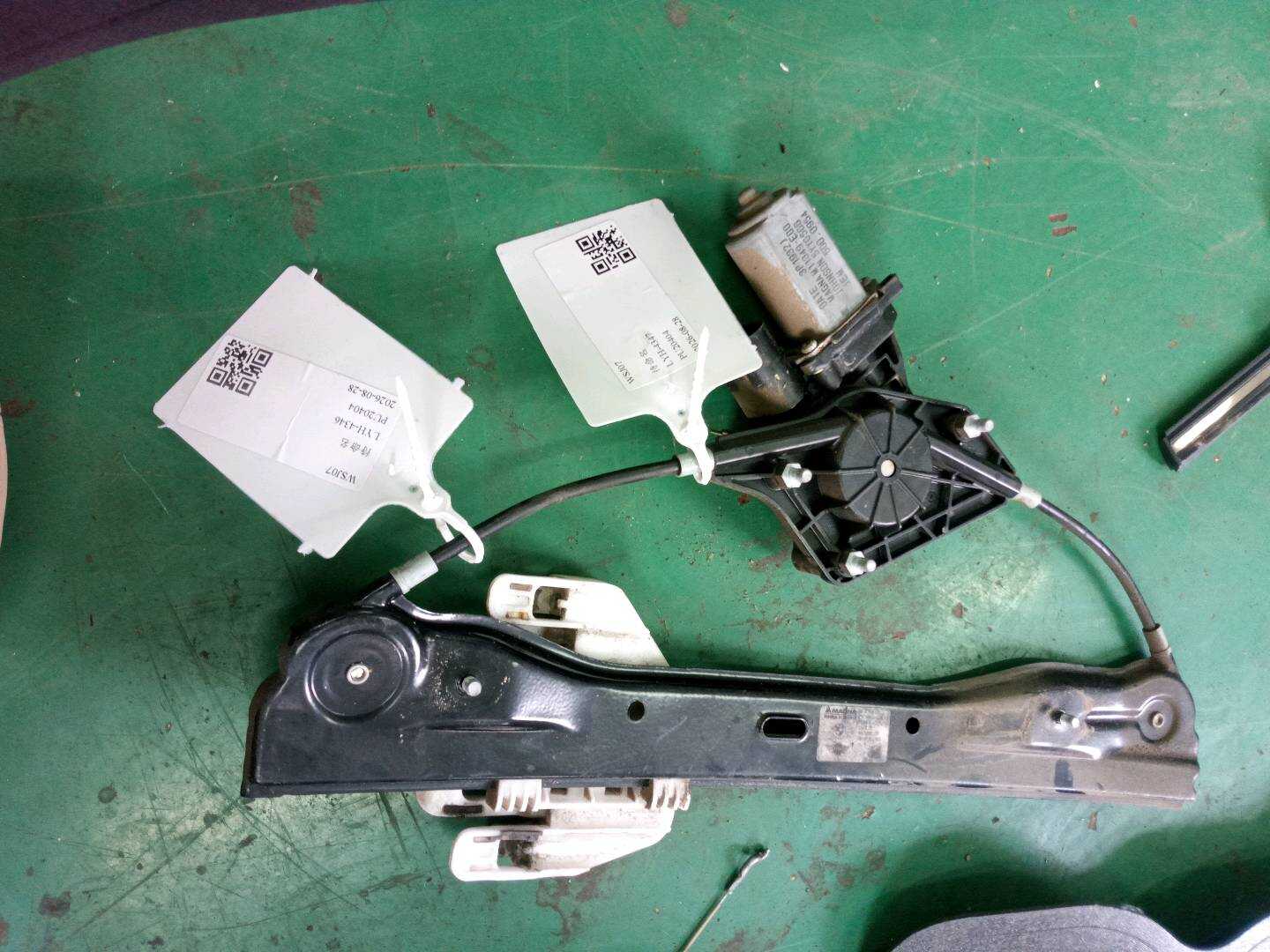 51359805672 后门玻璃升降支架(右)