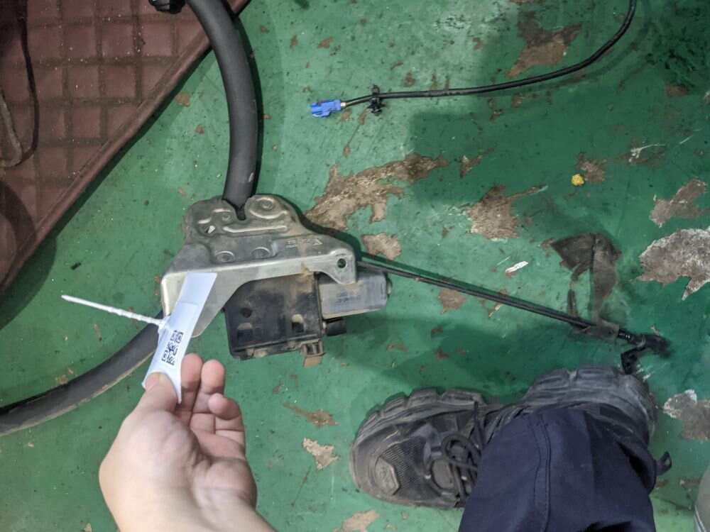 97051205303 尾盖锁机构