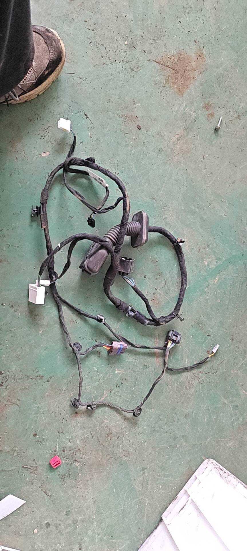 7028033700 右前车门线束