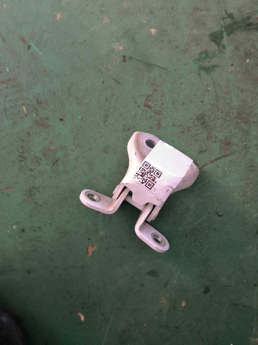 SC6106200 Front Left Door Lower Hinge Assembly