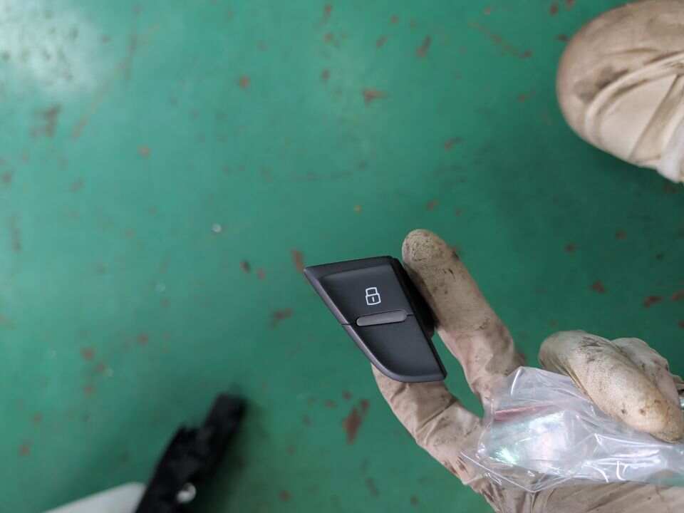 L8RD962108A 后门锁止开关(右)