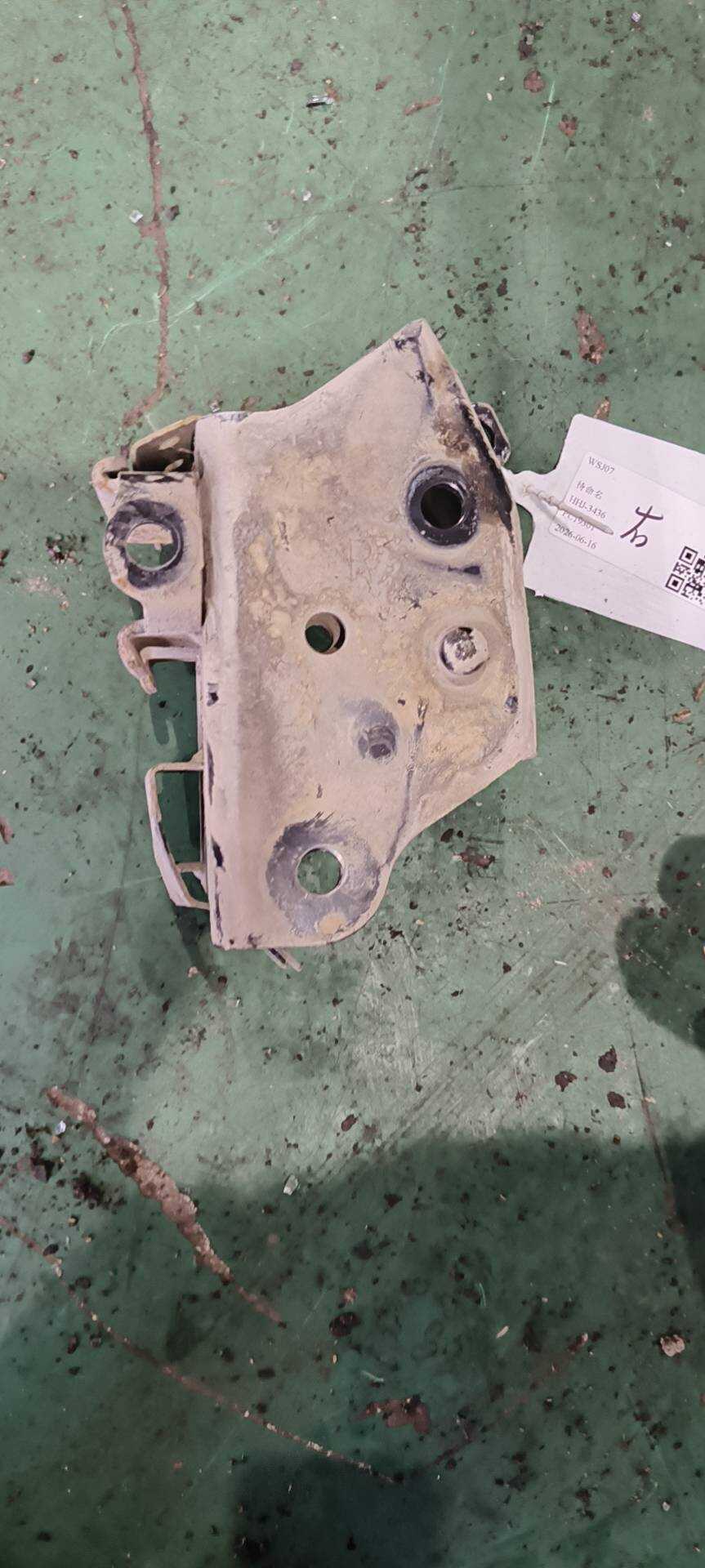 554295MA0A Rear Axle Bracket, Right