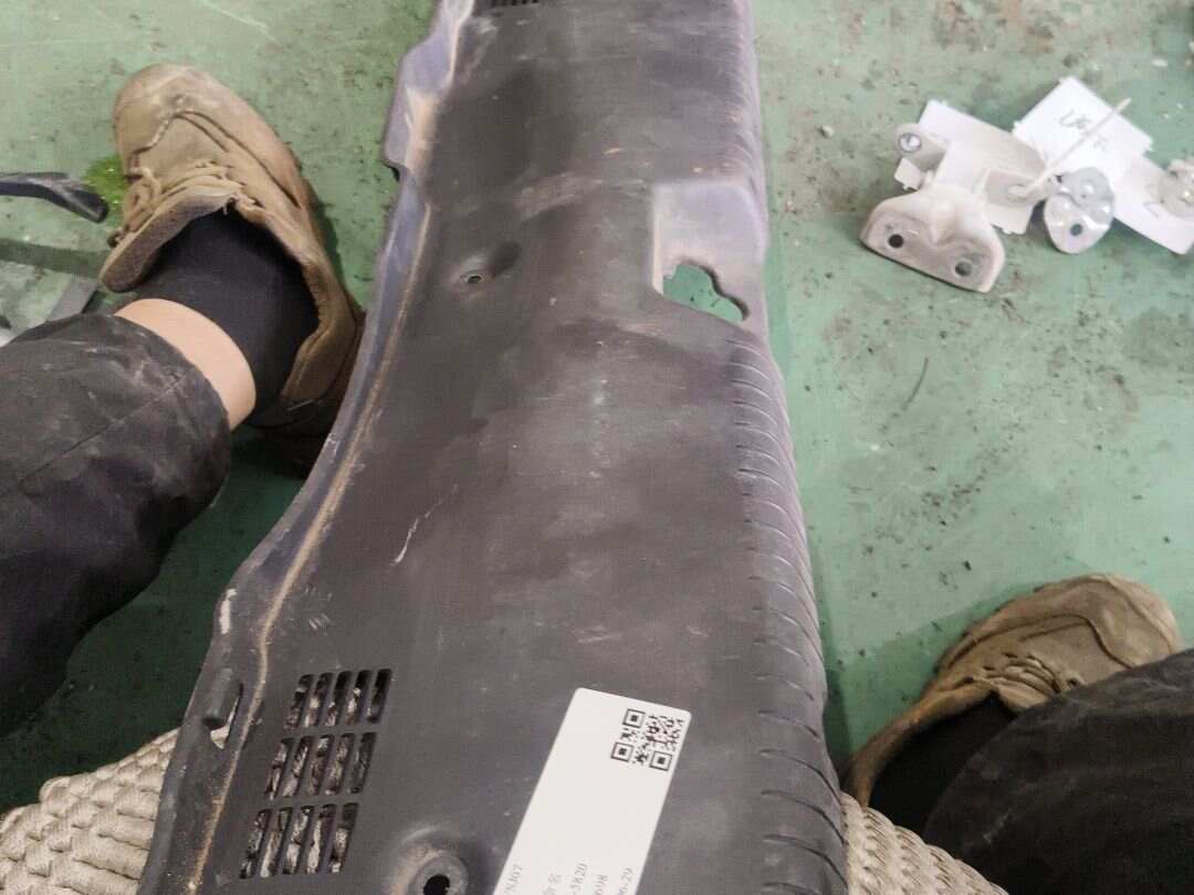 857704V000RY 后围板饰板