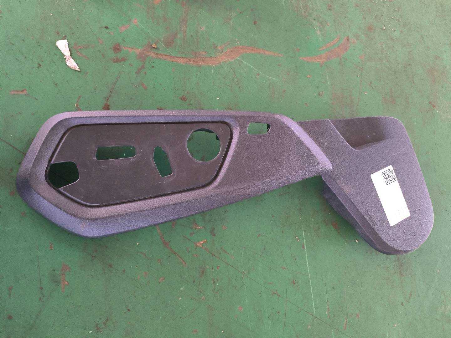 P0085558AC Passenger Seat Right Trim Panel