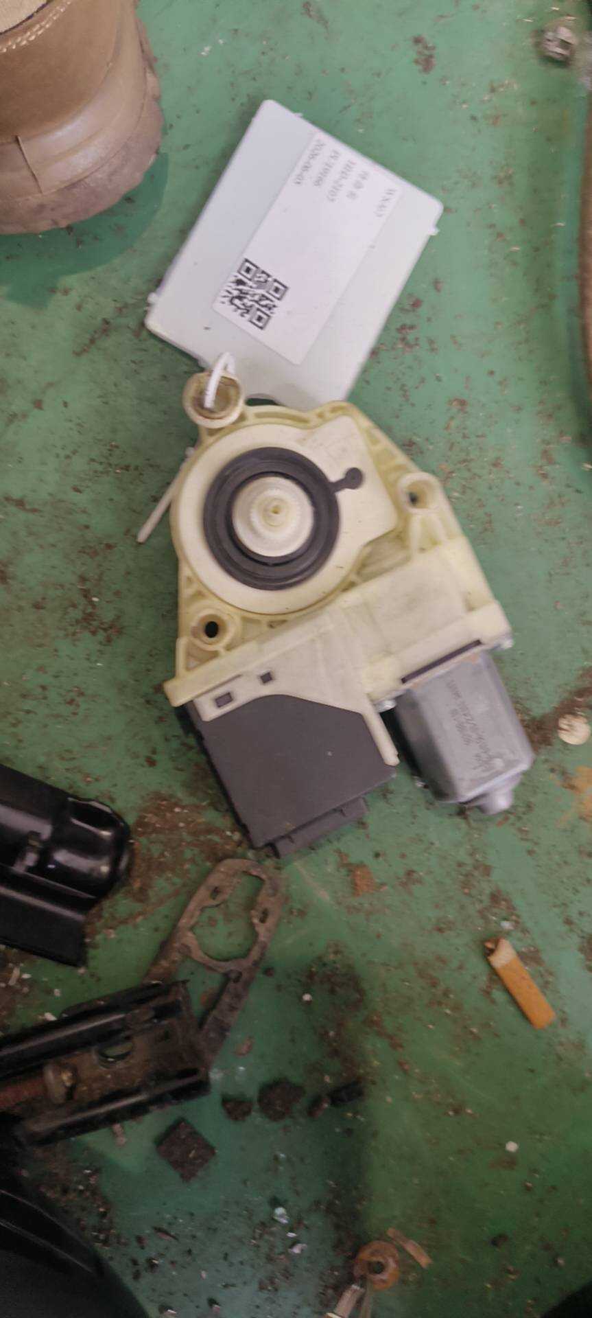 L3AD959704E 后门玻璃升降电机(右)