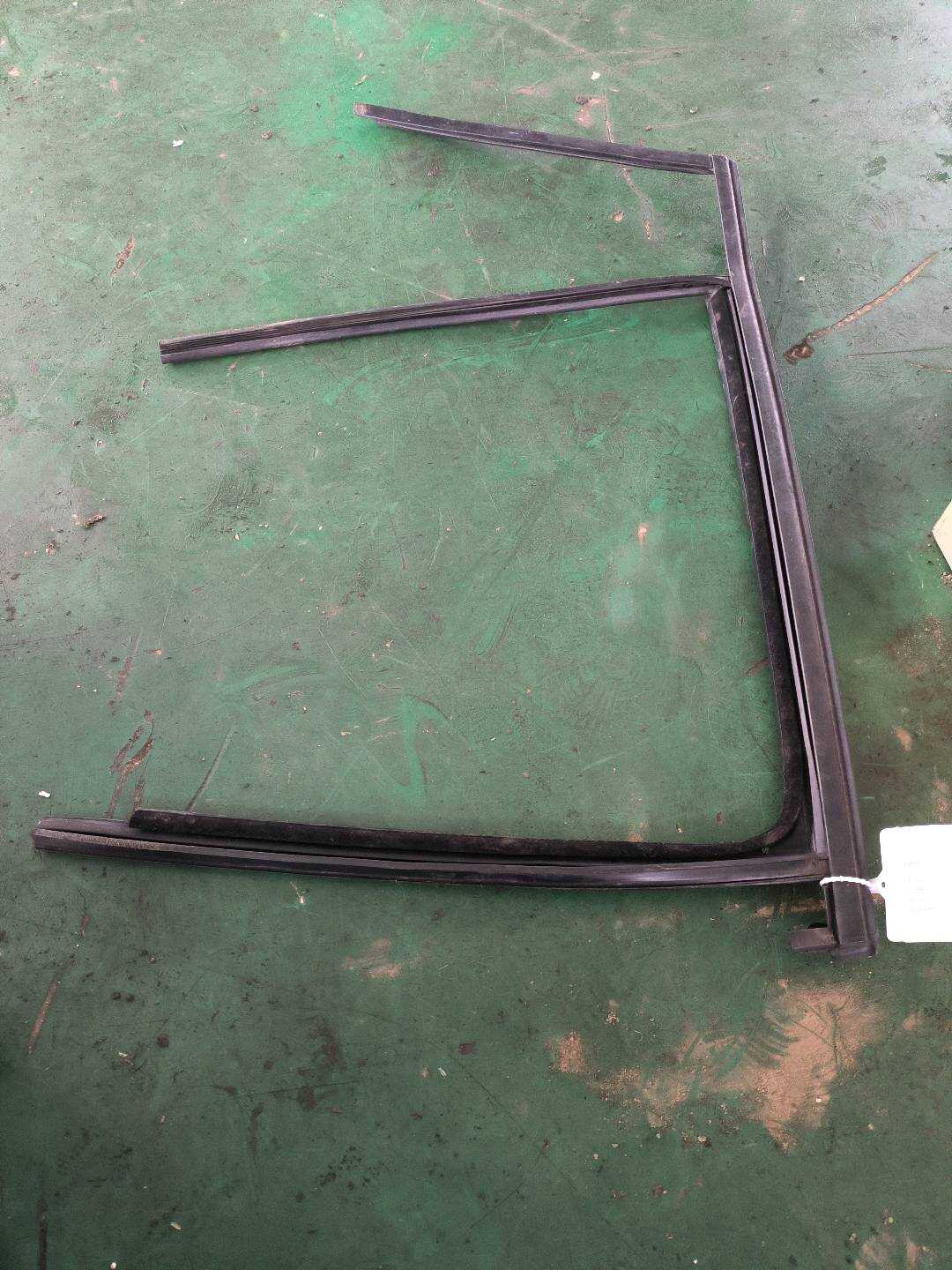 51G839432 后门玻璃绒槽(右)
