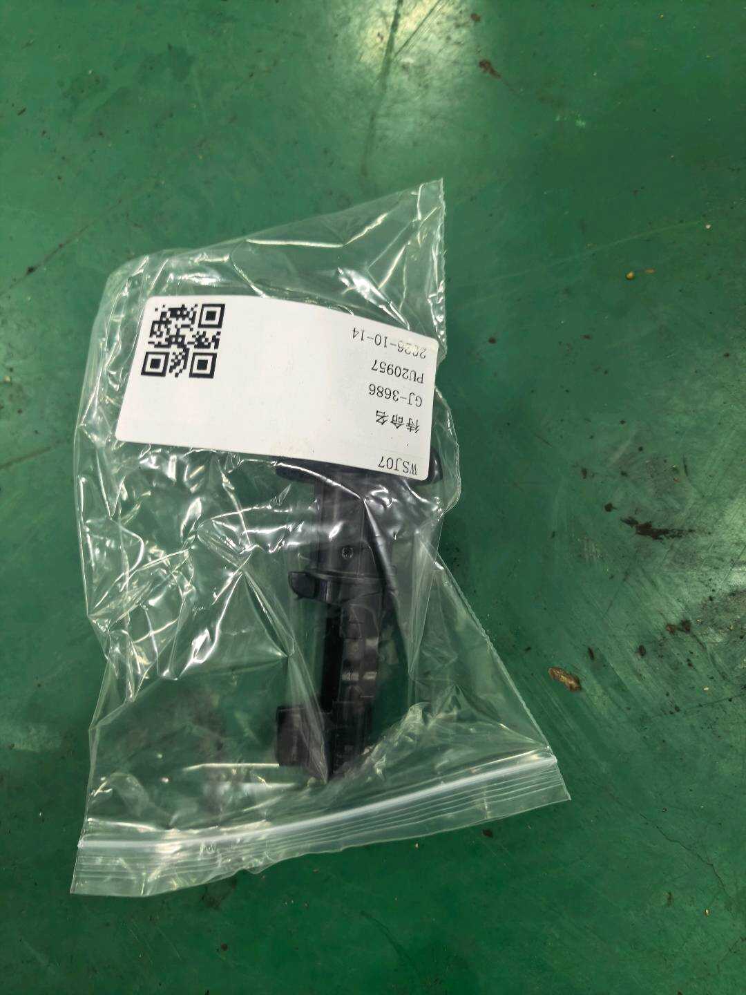 52209803689 Rear Seat Headrest Guide Sleeve