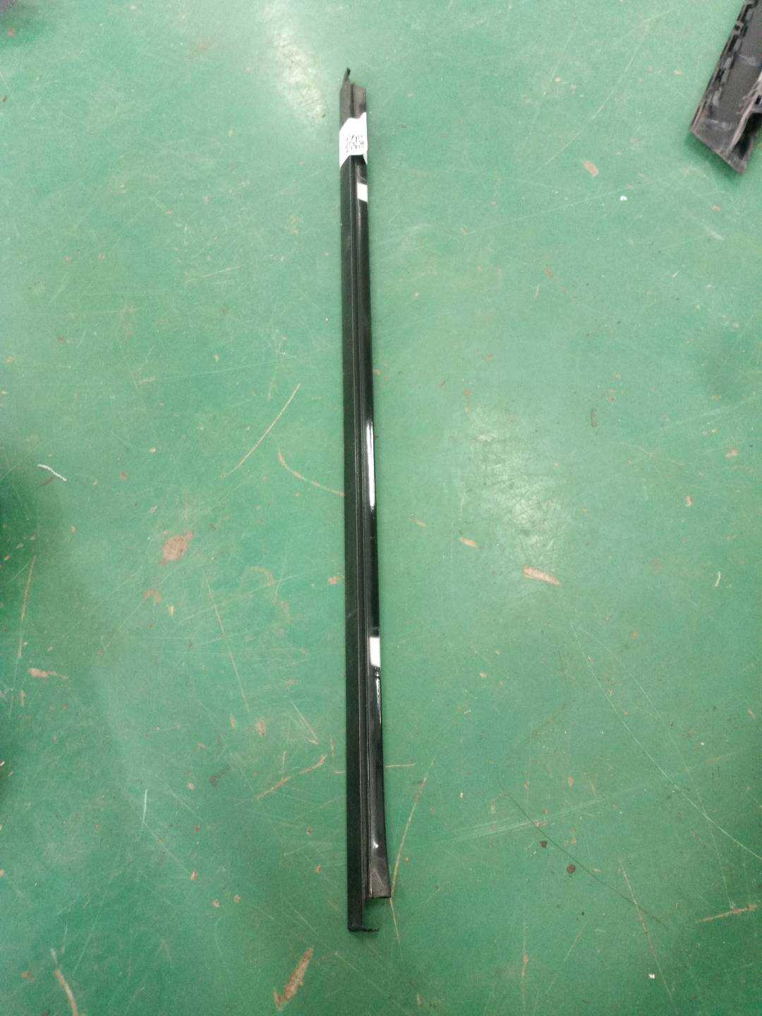 LR049161 Rear Door Window Outer Molding (Upper Right)