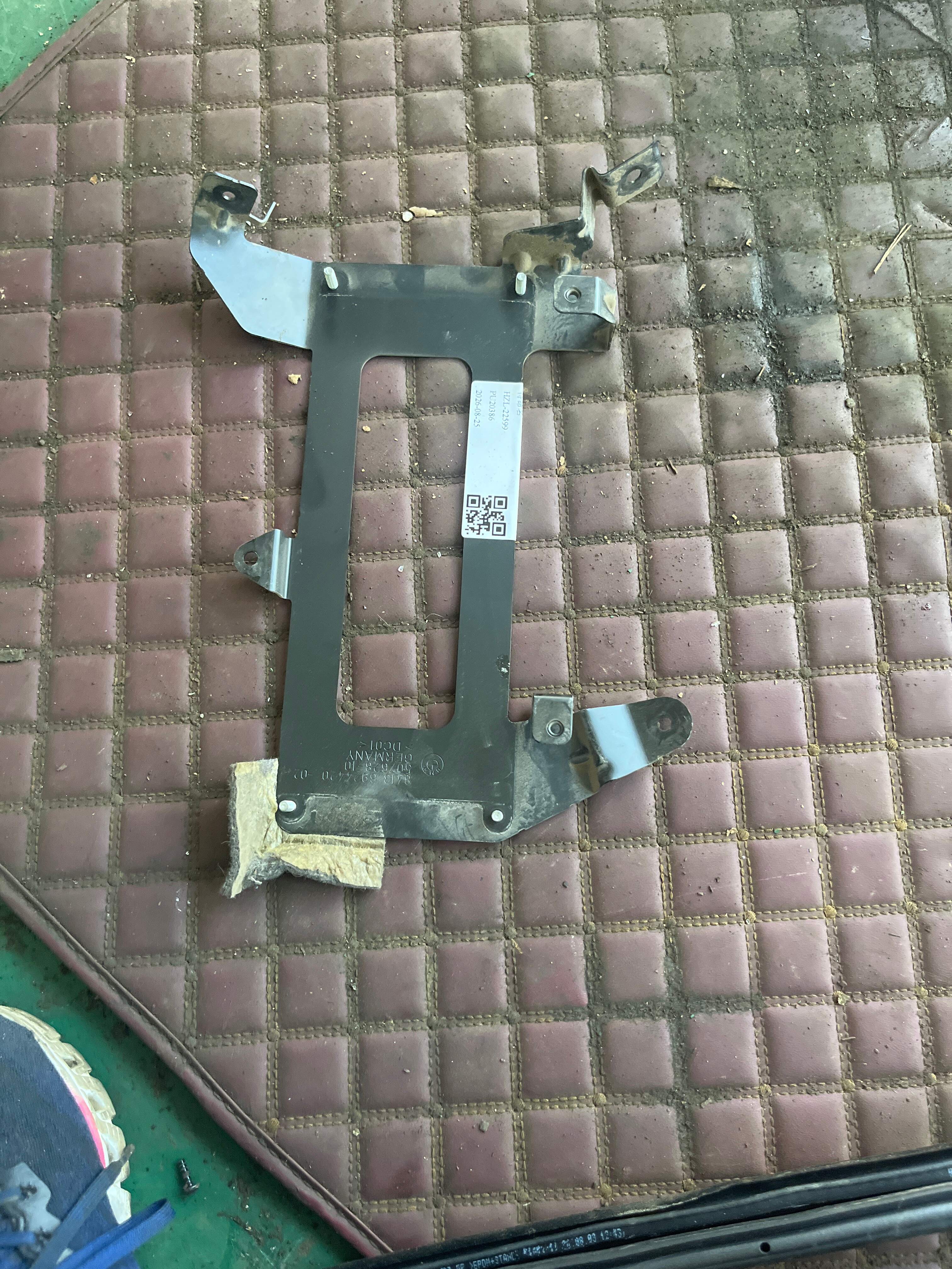 84136924420 车载电话控制模块托架