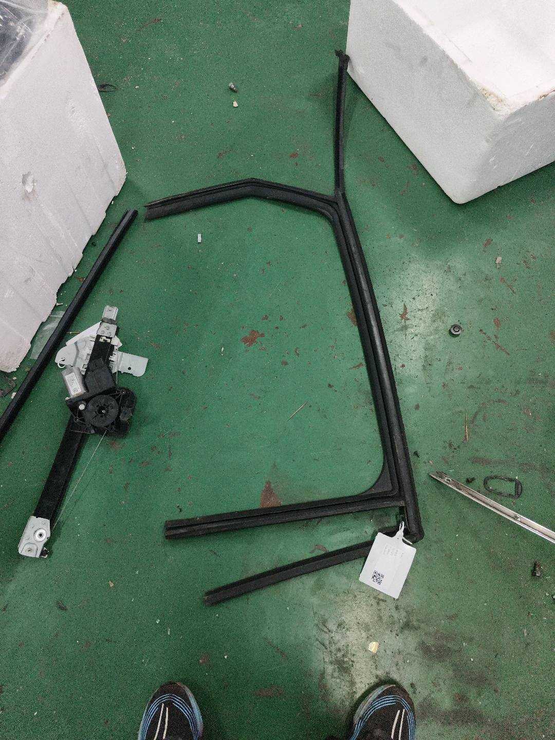 YL00507480 后门玻璃绒槽（右）