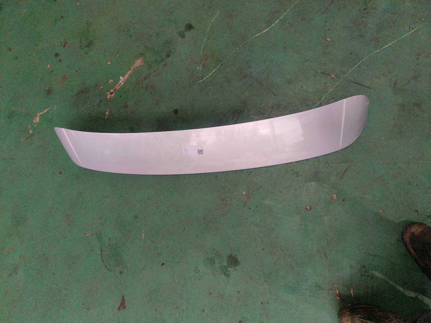 8R0827933A 尾翼