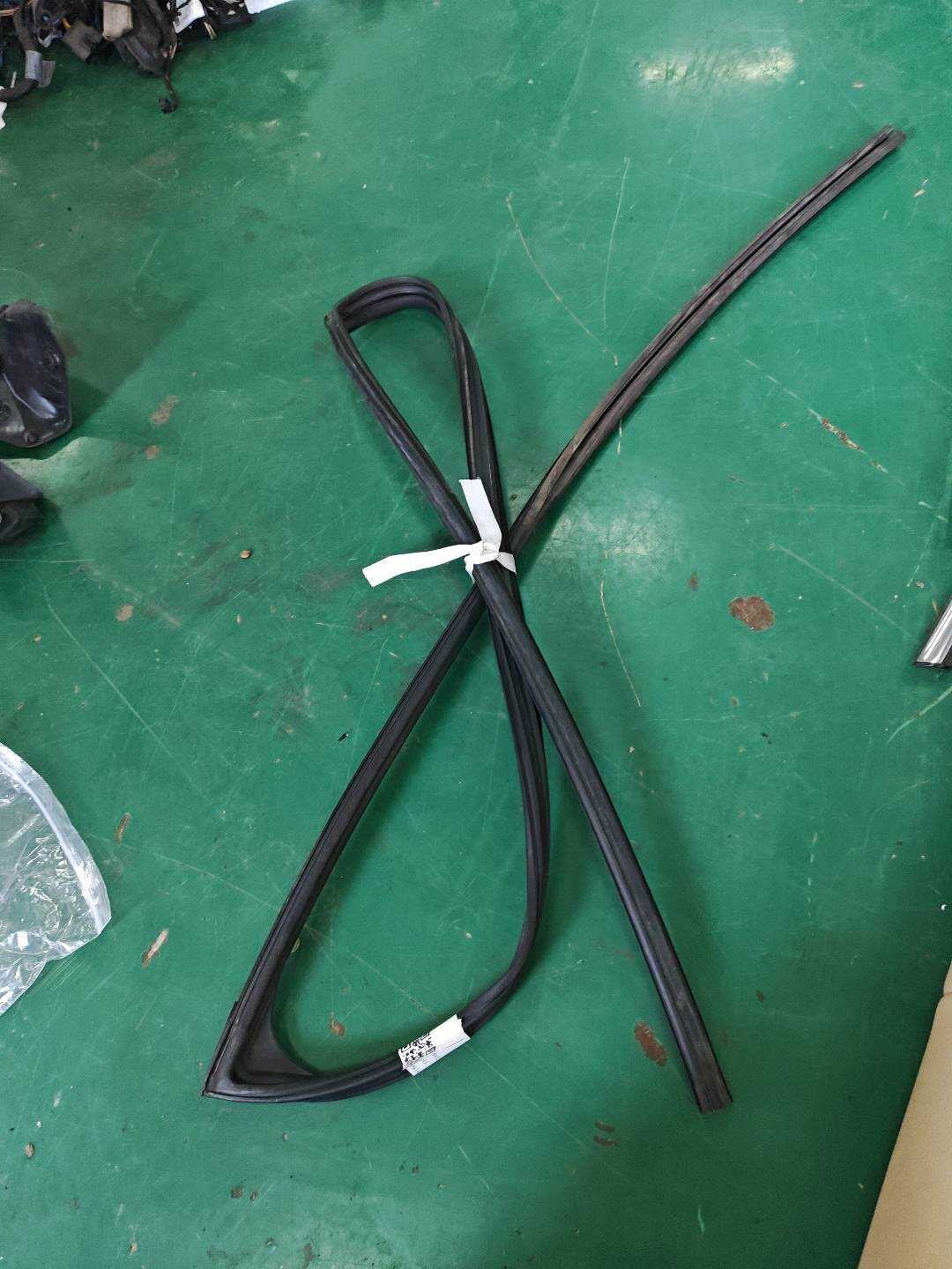 SC6107113 Left Front Door Glass Run Channel