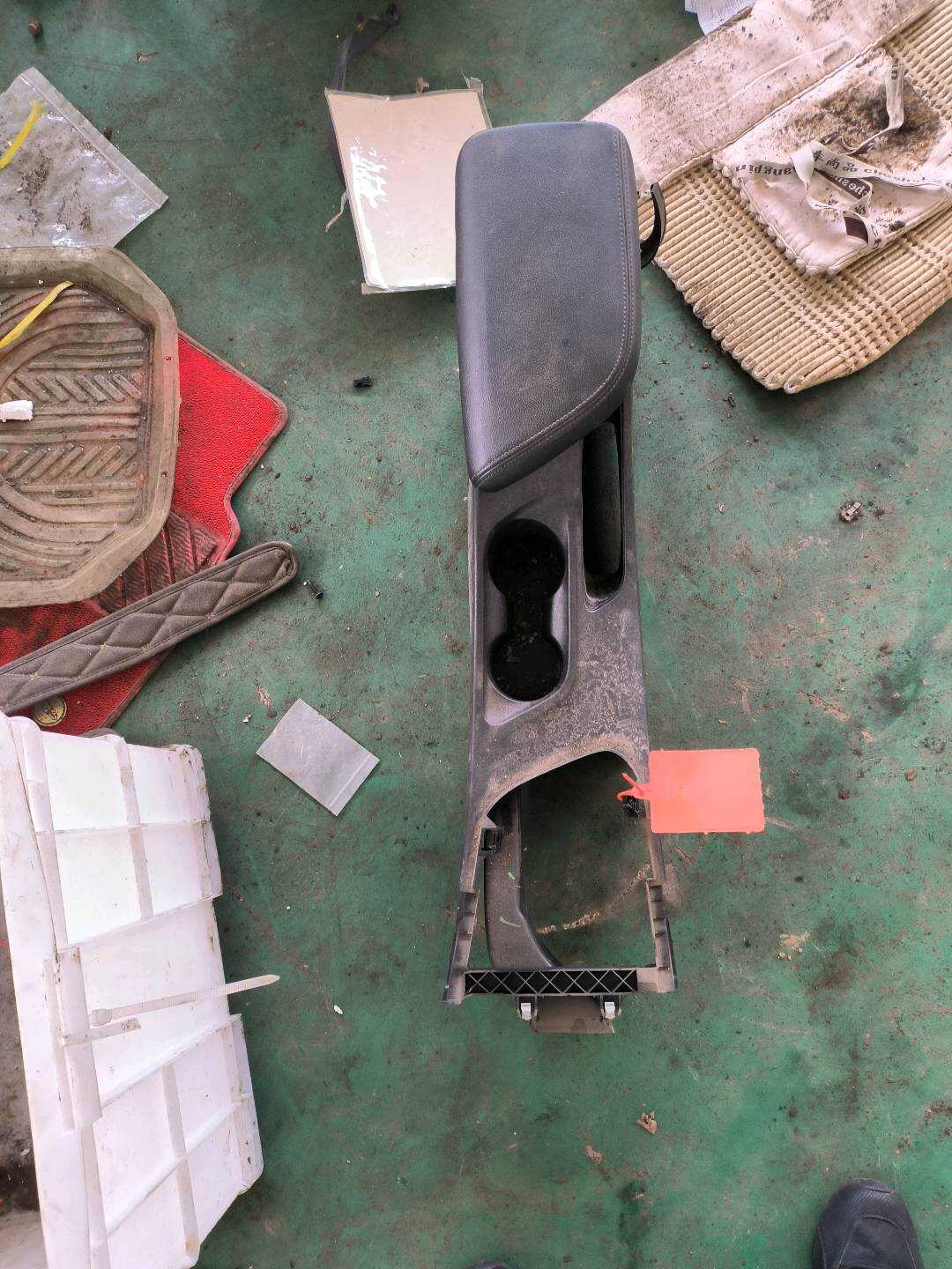 26218751 Center Console Assembly
