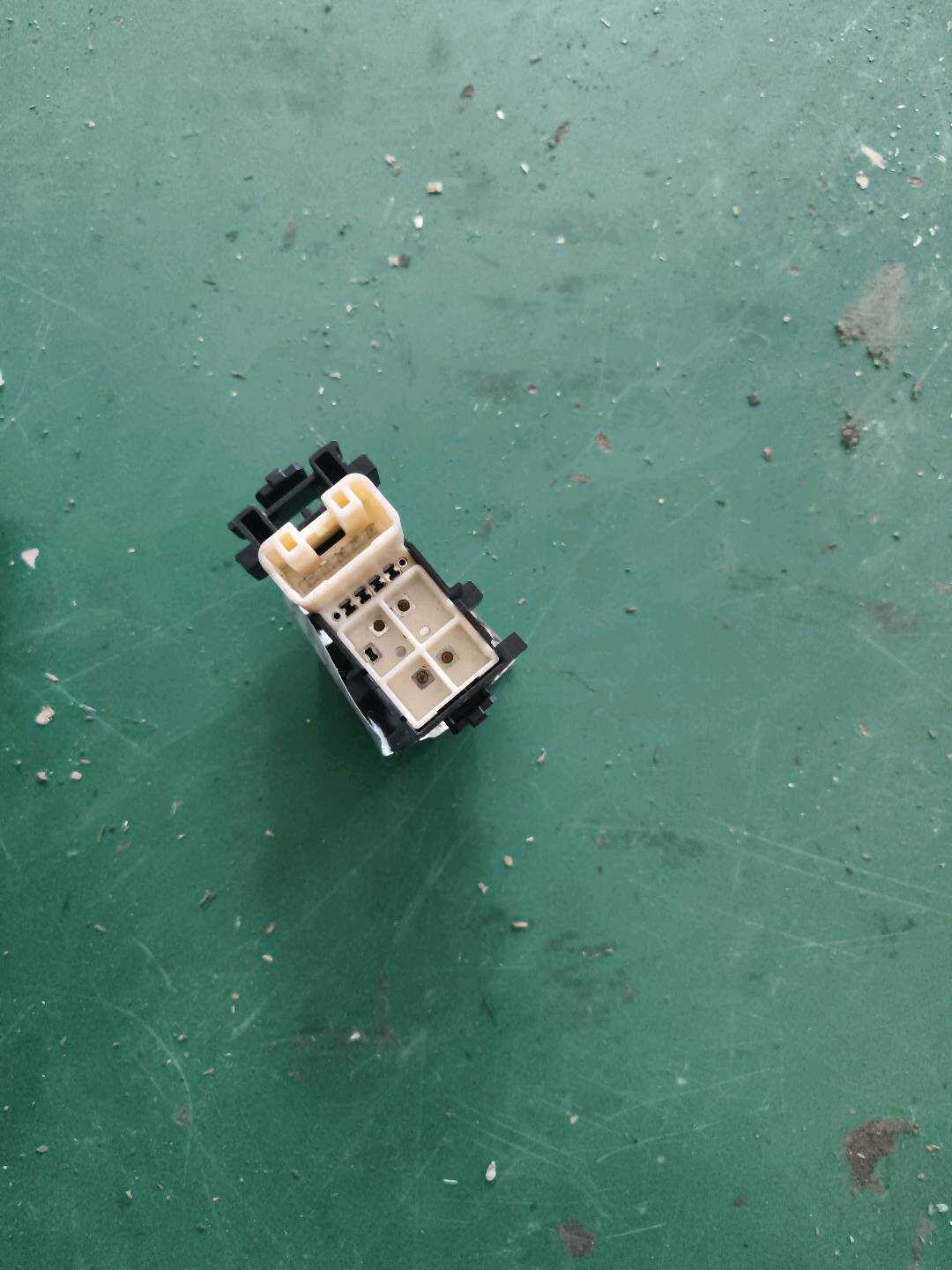 8481052030 后门玻璃升降开关(左)