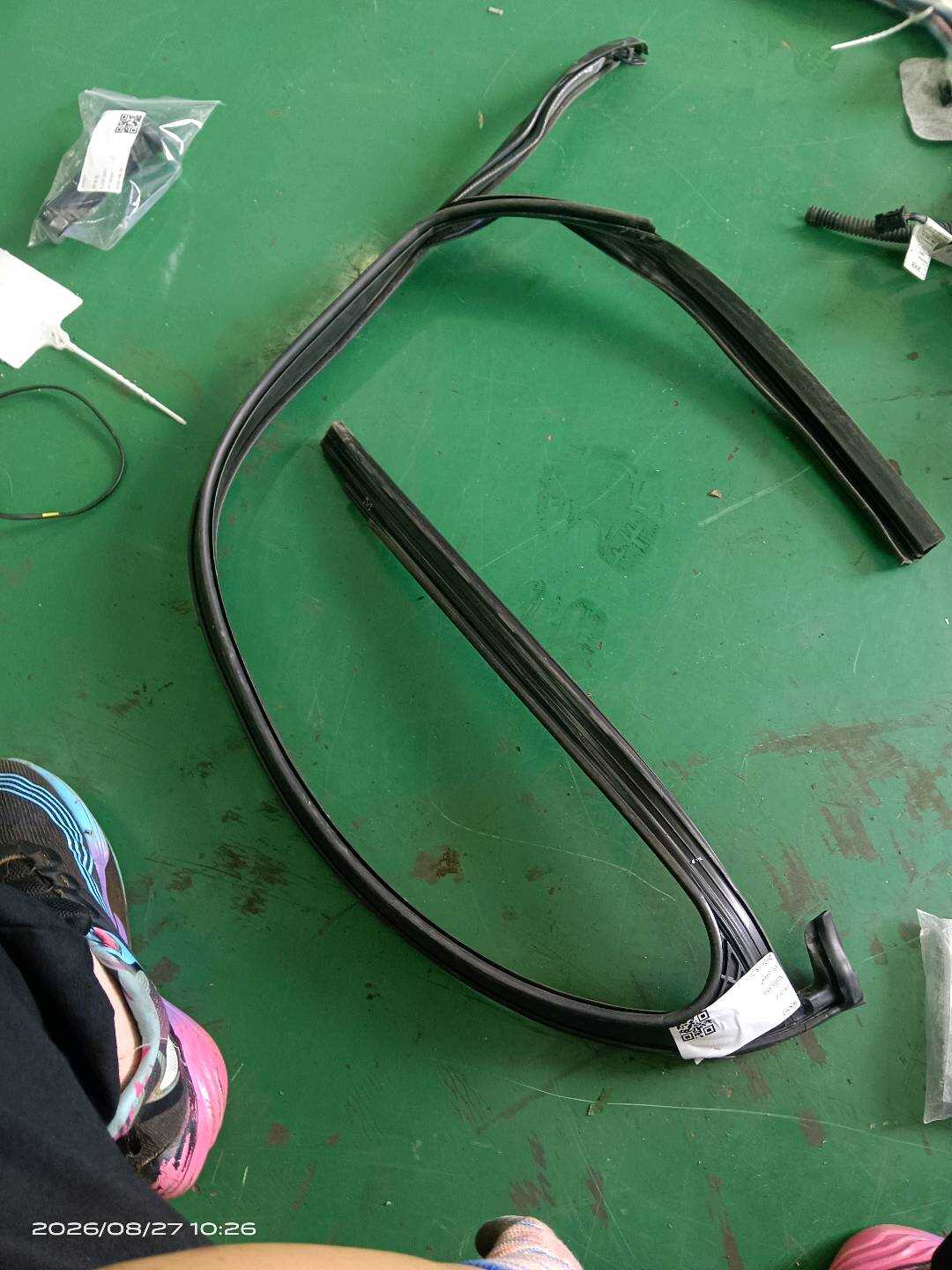 8U0837439A 前门玻璃绒槽(左)