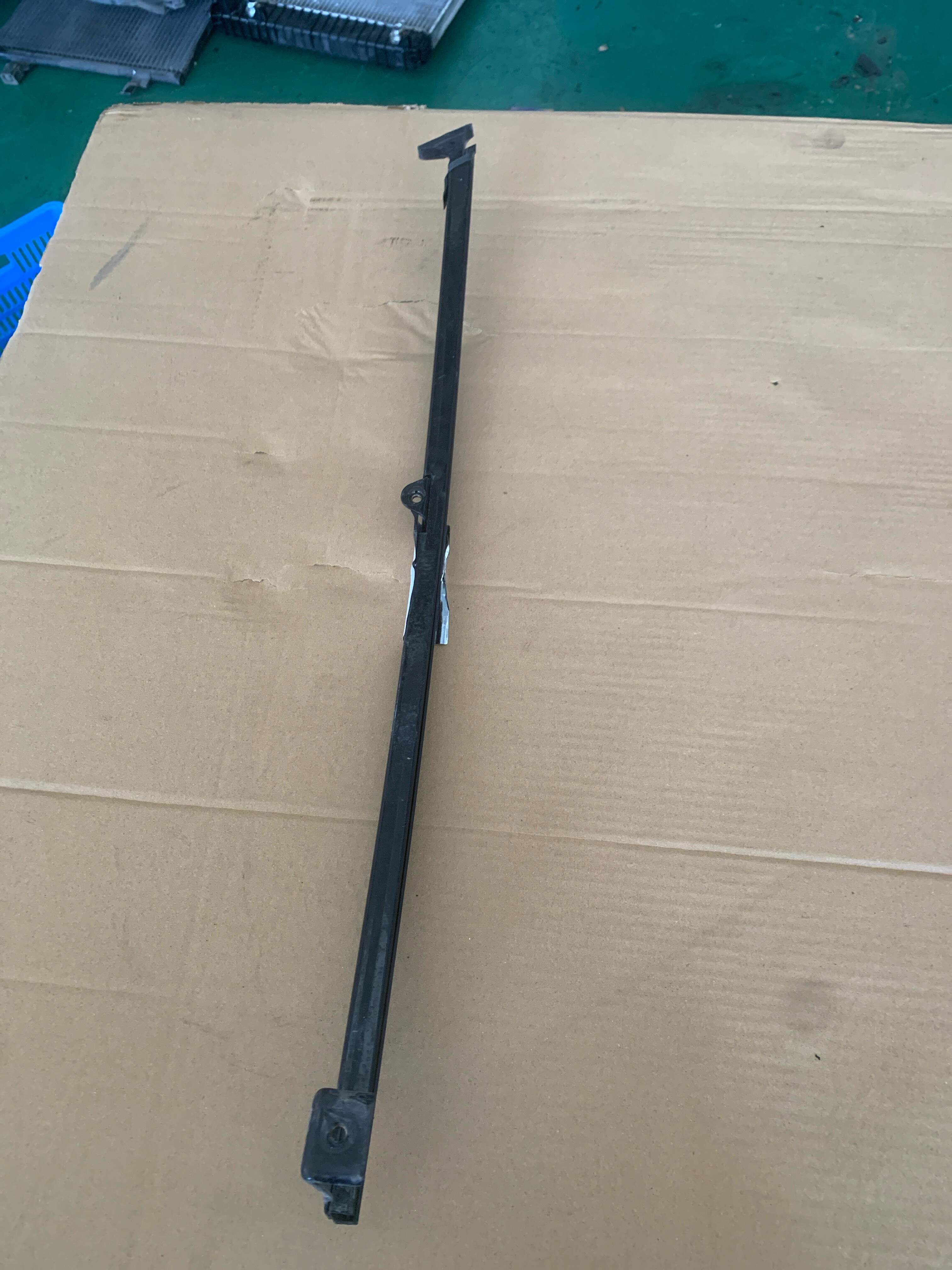 674080N030 后门玻璃导轨(左后)