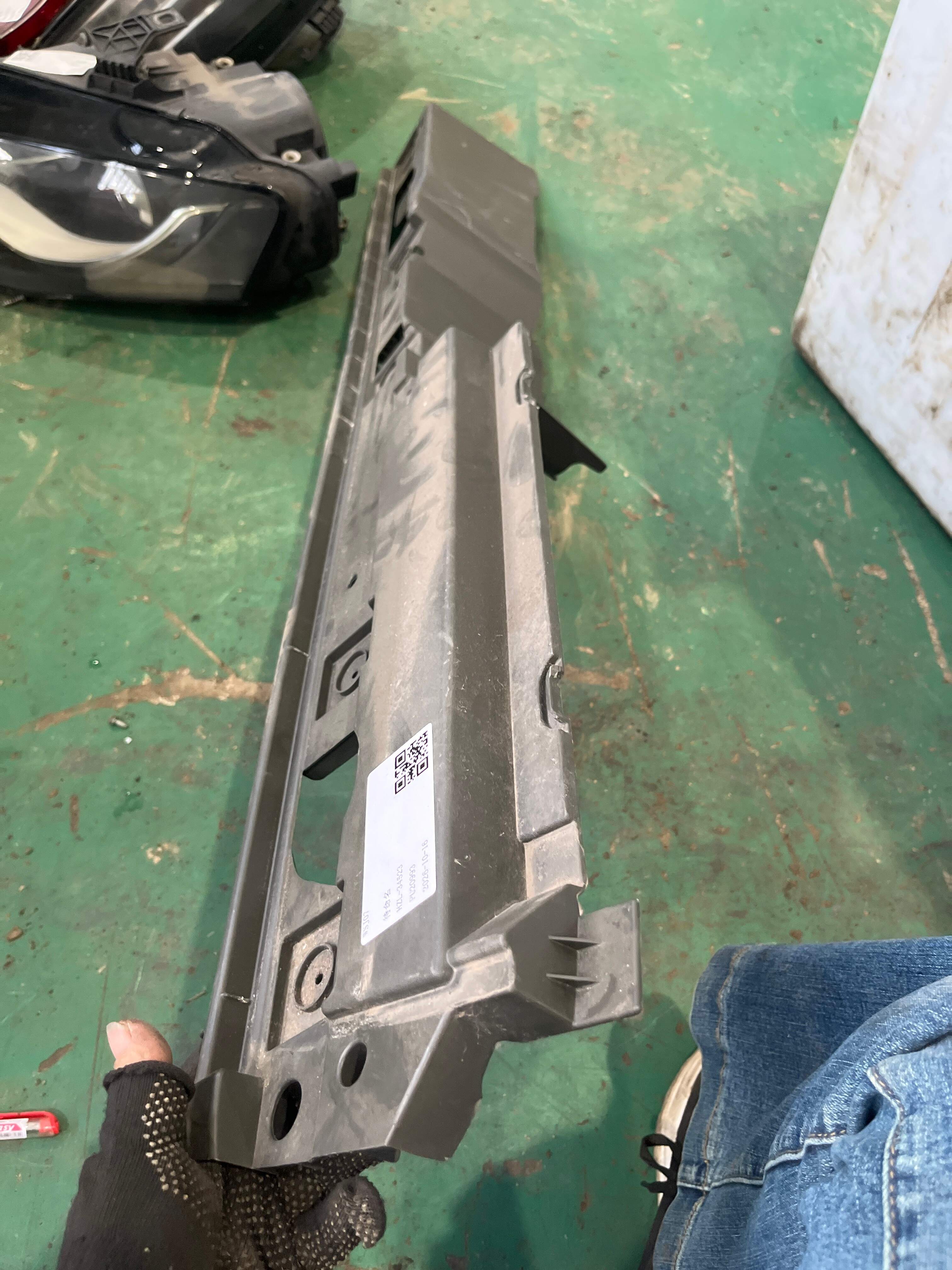 4L0863527A 行李箱地毯支架(左)
