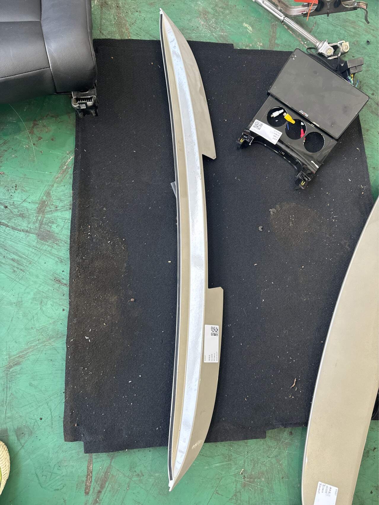 YL00454180 Tailgate Glass Trim