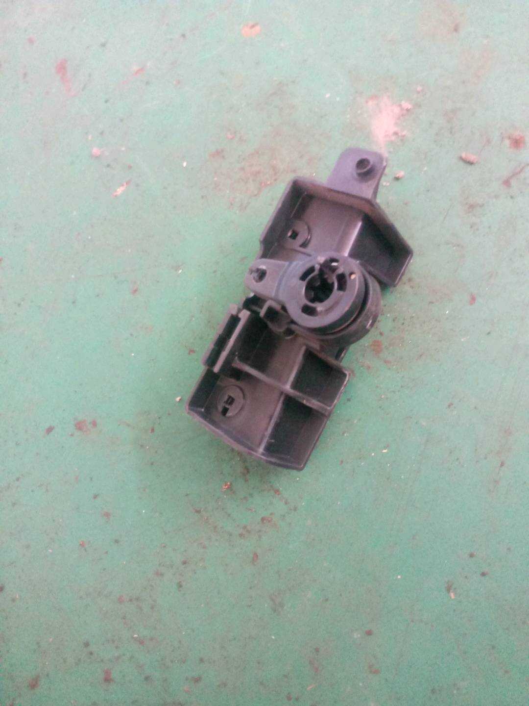 L8WD823633A 前机盖拉线手柄底座