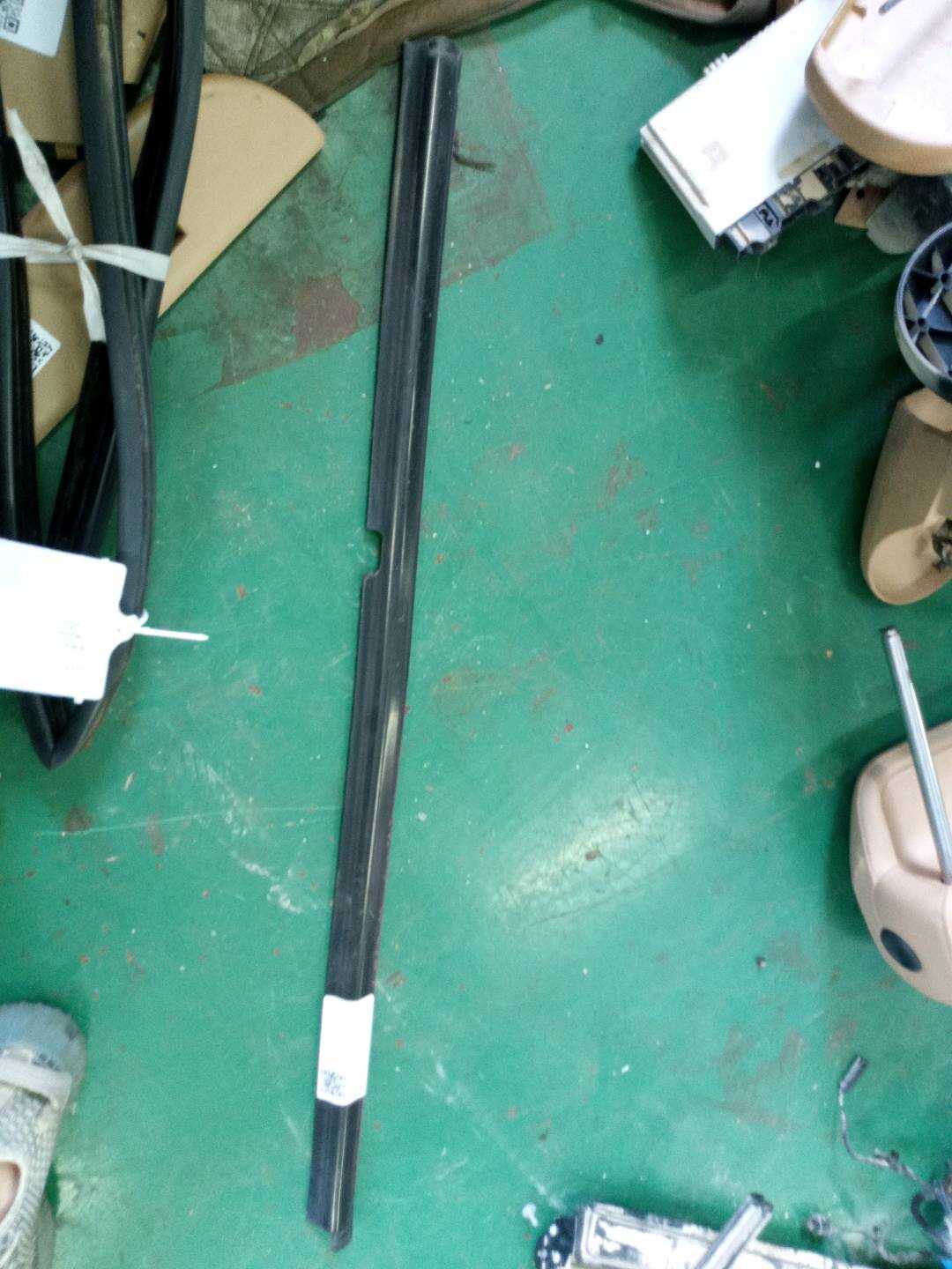 330837478A 前门玻璃压条(右外)