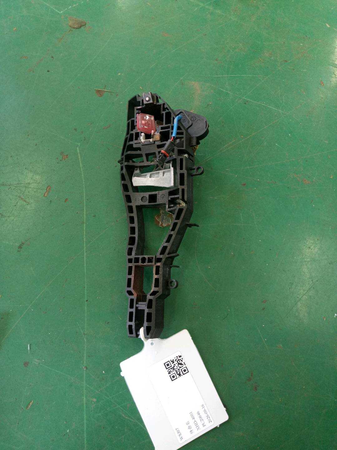 51217290115 前门外拉手固定框(左)