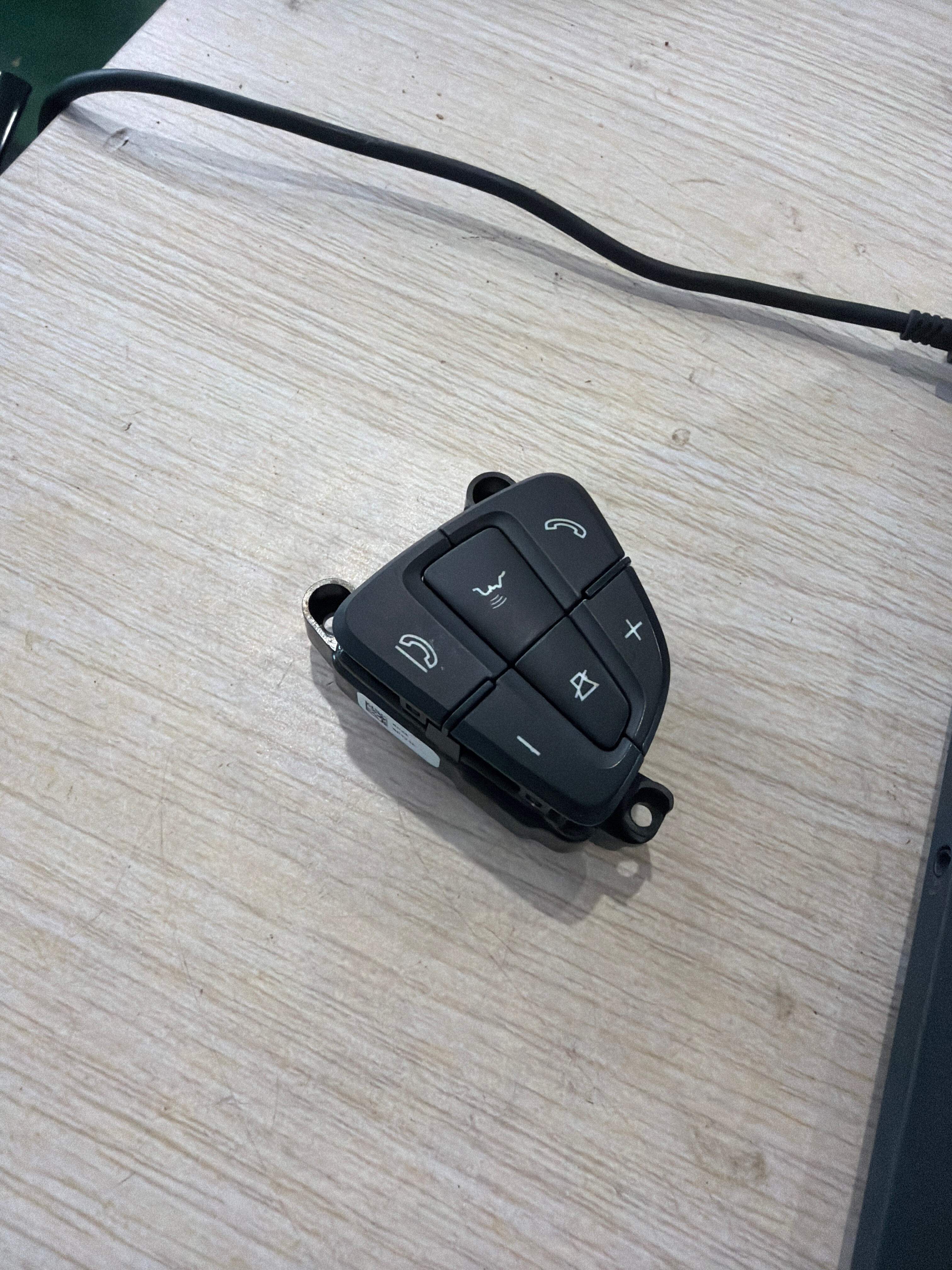 A09990507009107 方向盘多功能开关(右)