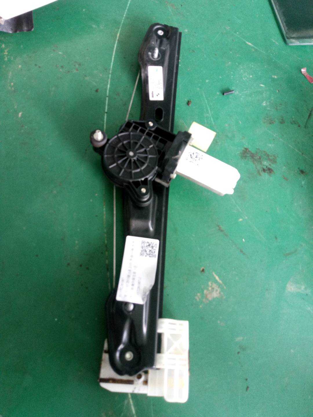 51357281887 后门玻璃升降支架（左）