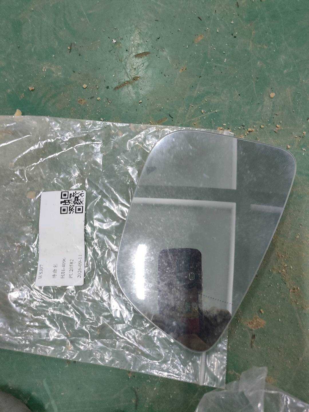 51167186588 倒车镜片（右）