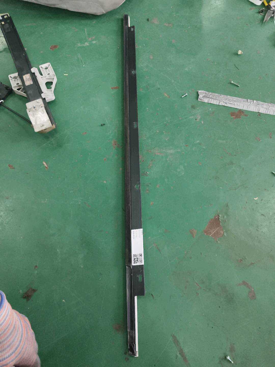 8E0853284G 前门玻璃压条(右外)