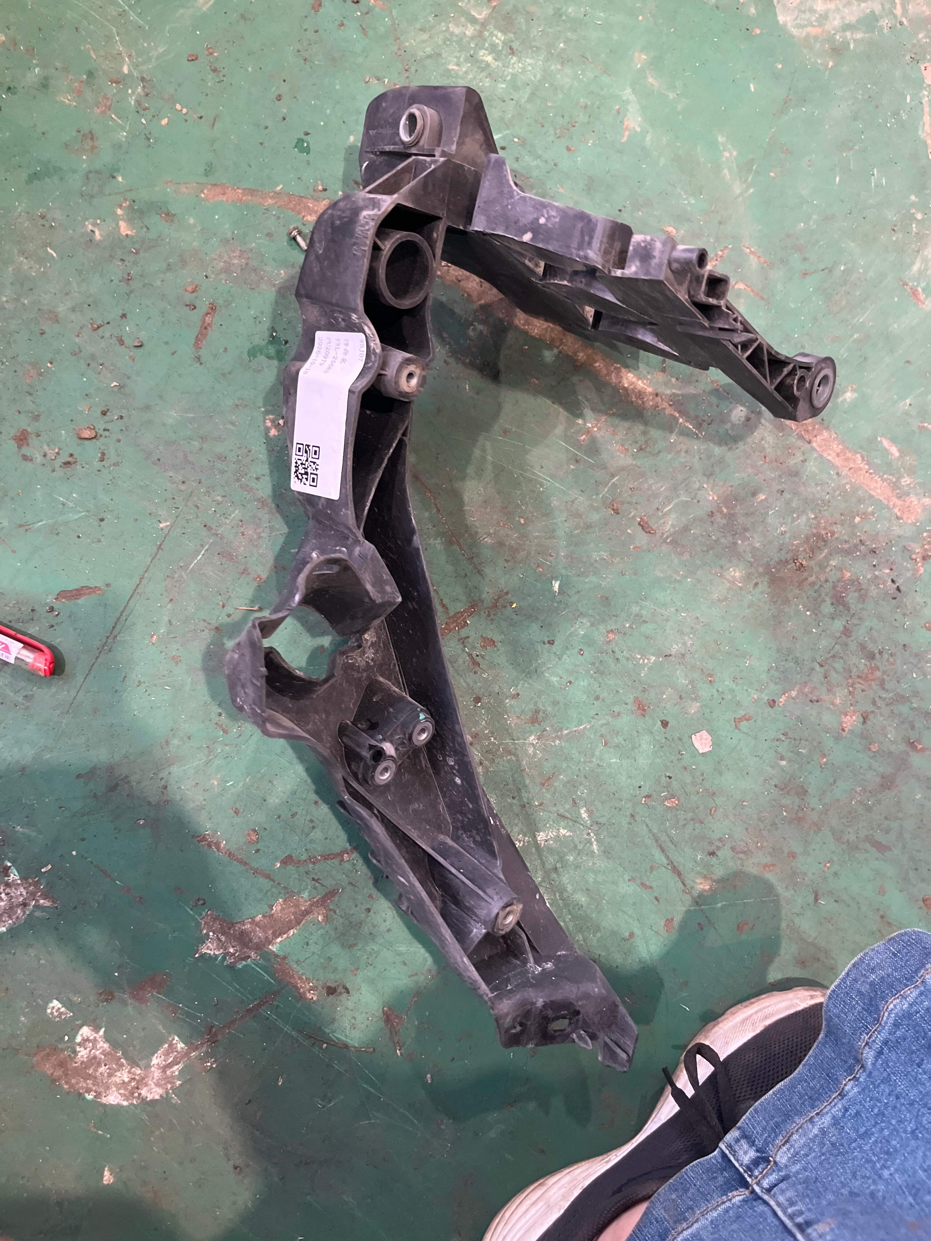 8K0805608A Front Headlight Bracket, Right