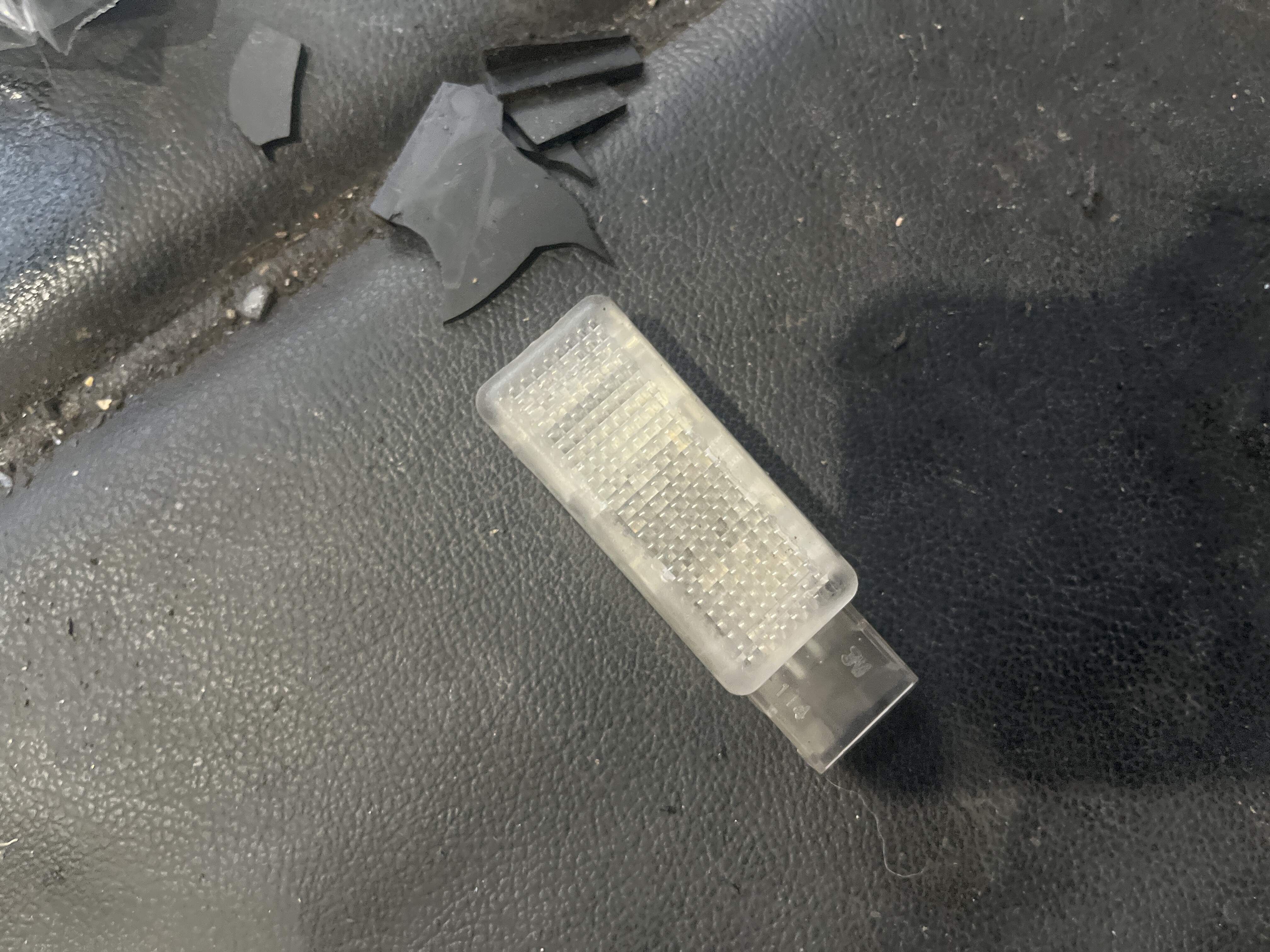 7L0947415 Dashboard Glove Box Light