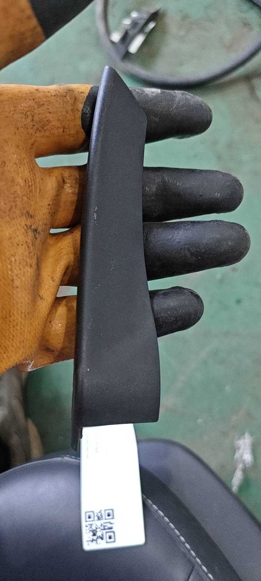 7N0827058D 尾盖保护条脱水器(右)