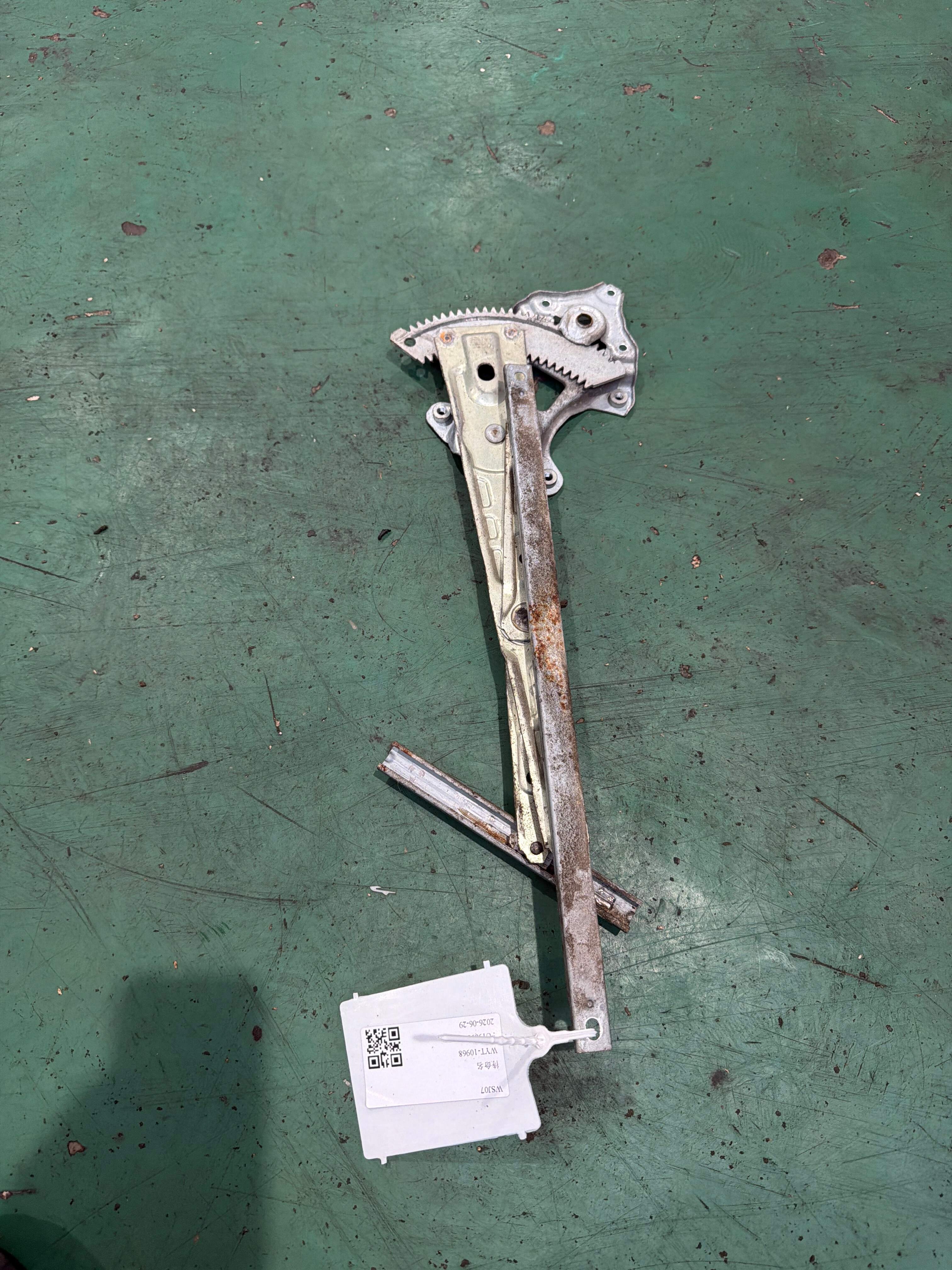 82721EG000 后门玻璃升降支架(左)