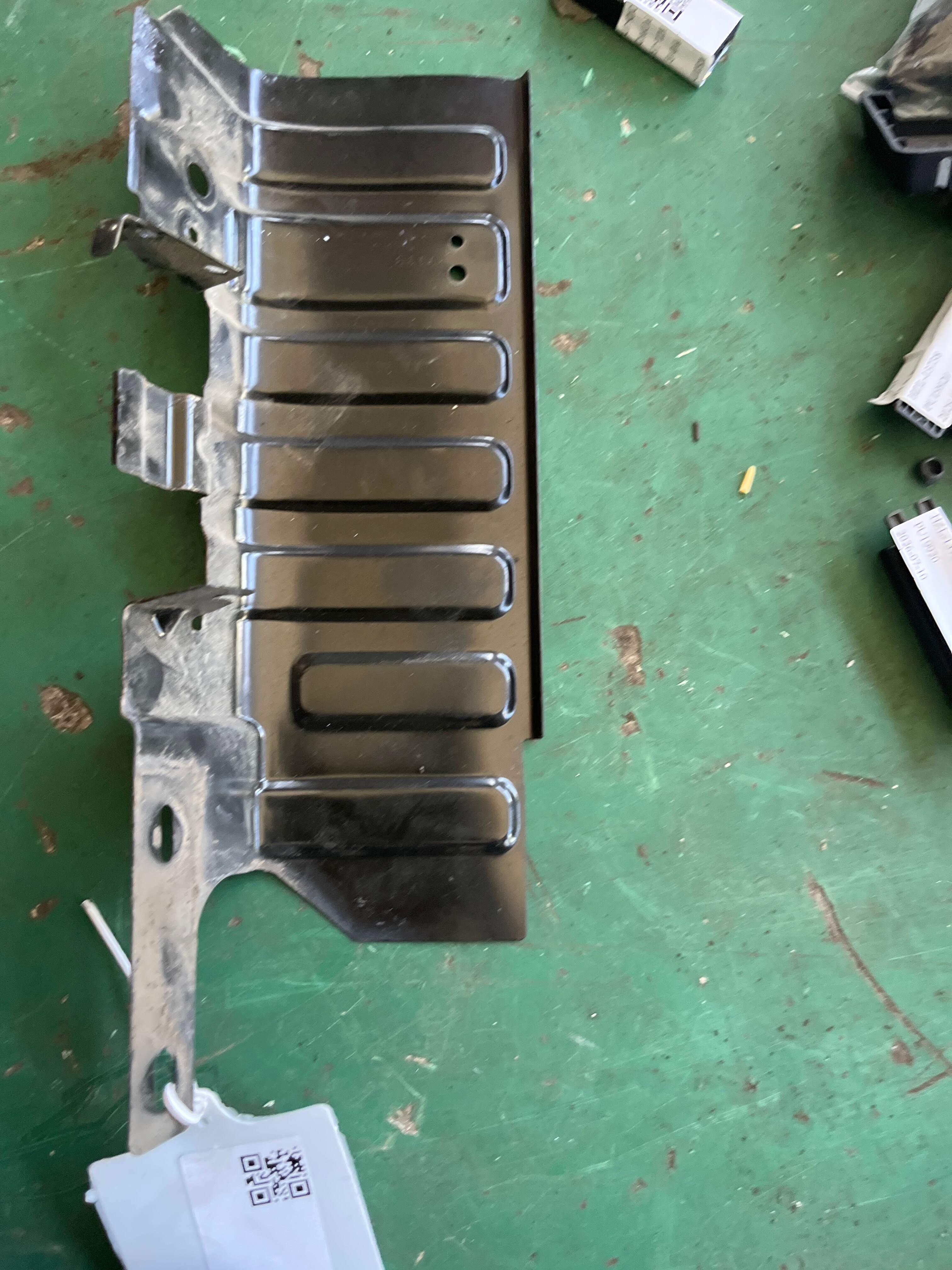 LR028520 Cowl Top Grille Bracket
