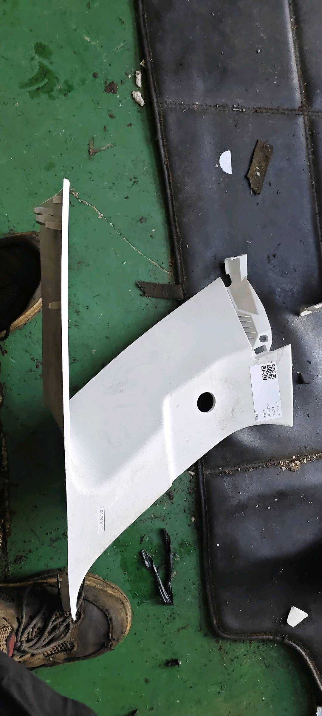 YL005409PR Rear Quarter Panel Trim, Right