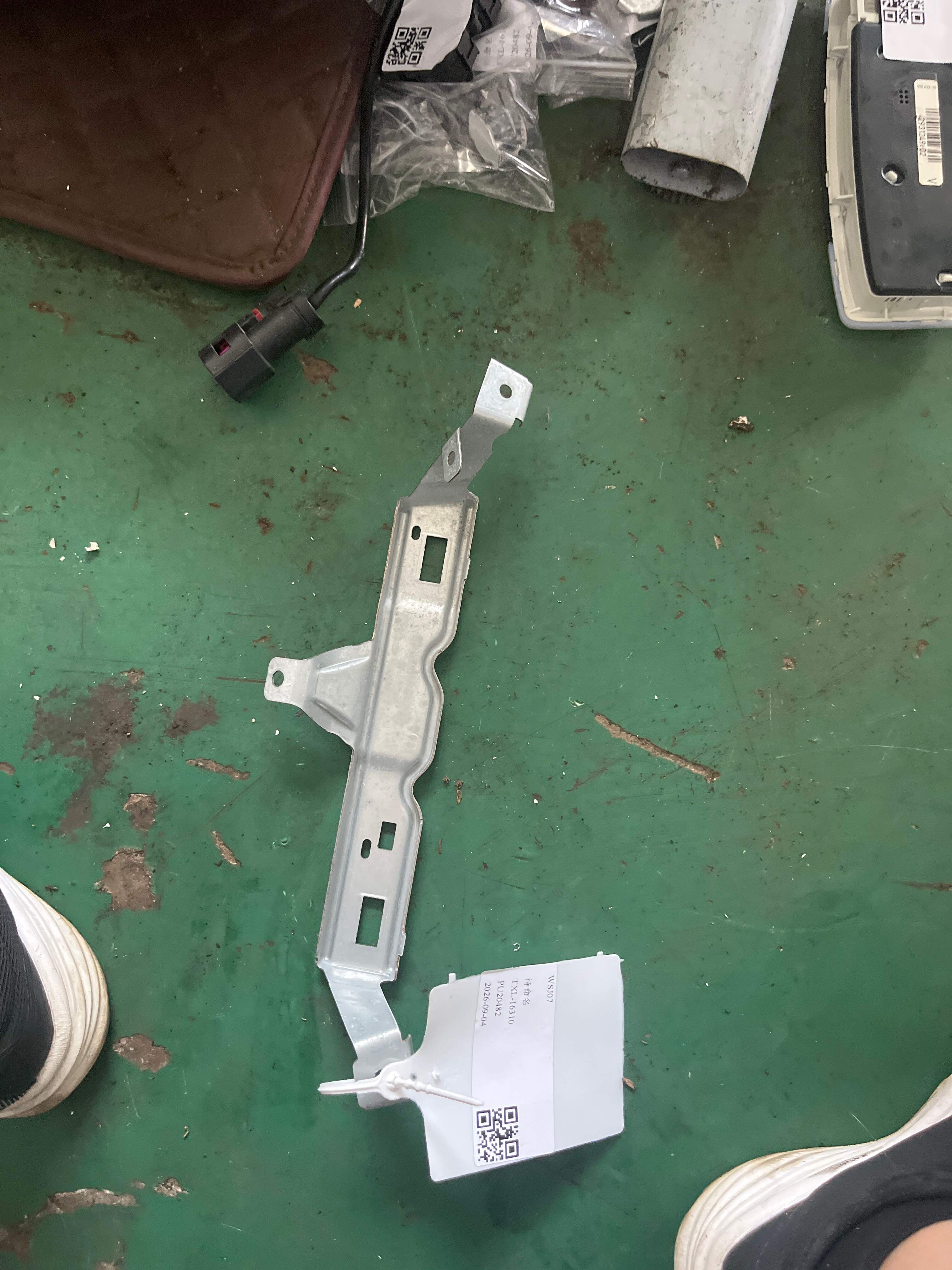 51167276884 Roof Grab Handle Bracket, Rear Right