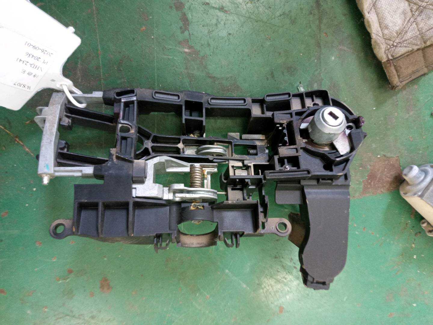 51217248709 前门外拉手固定框(左)