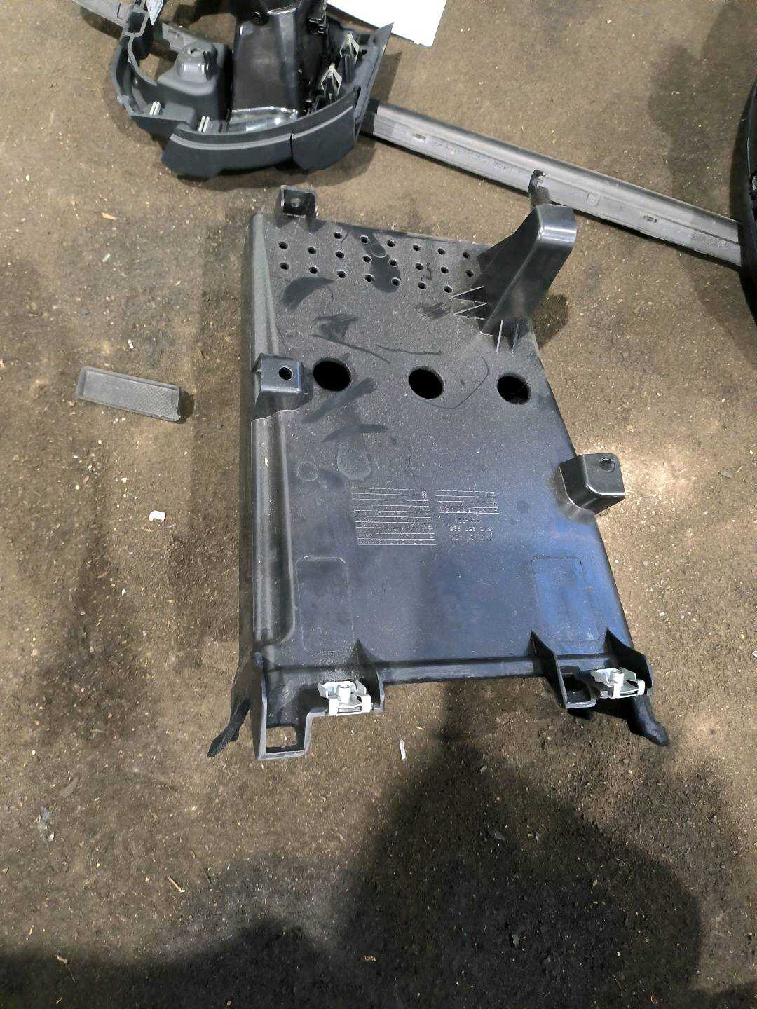 L8WD857925 Storage Box