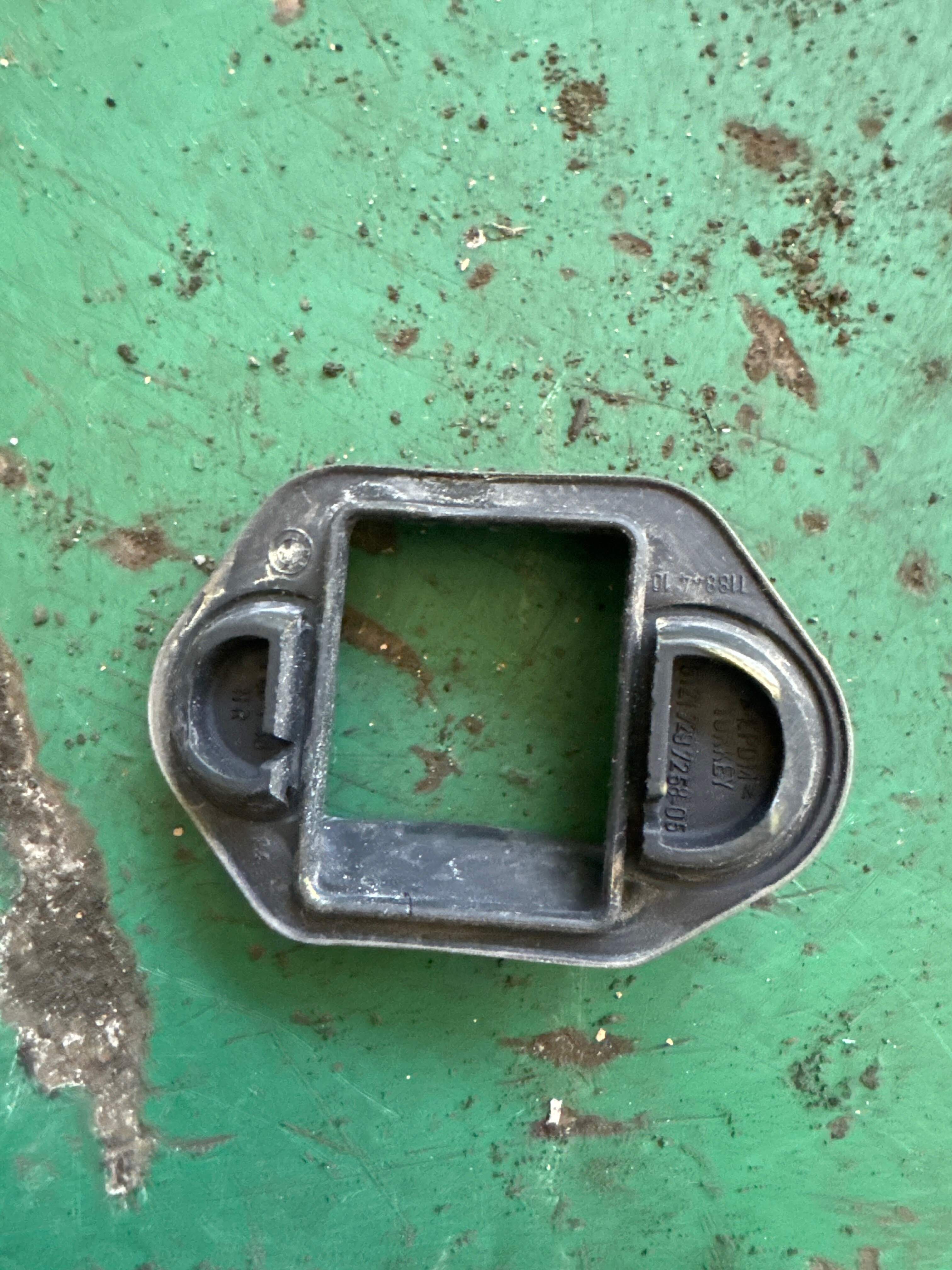 51227483956 后门限位器盖(右)