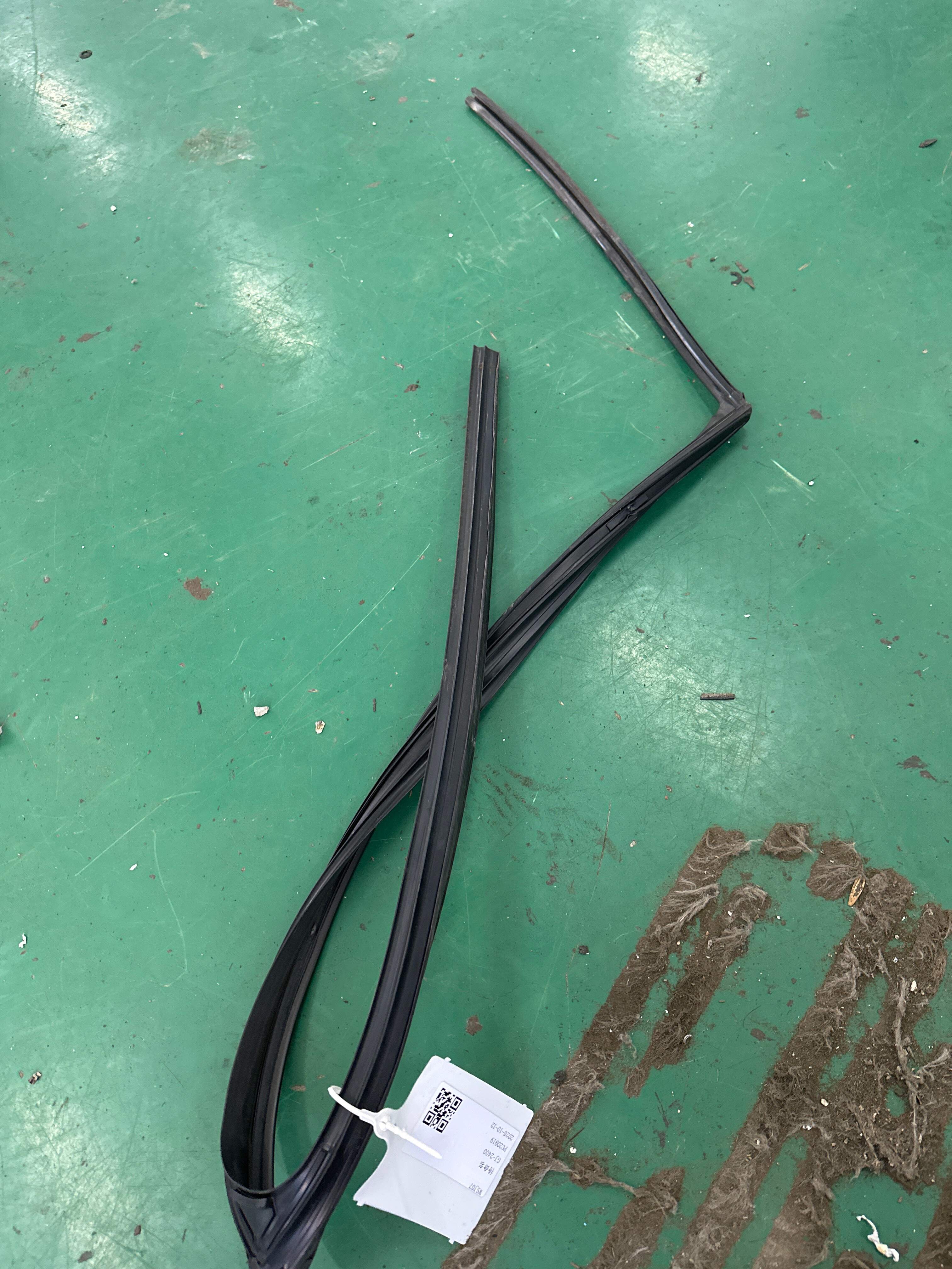 6814233100 后门玻璃绒槽（右）
