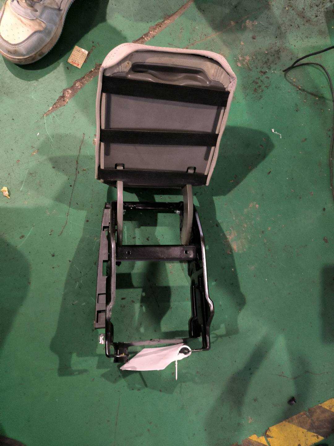 8R0864283A 中央控制台扶手座